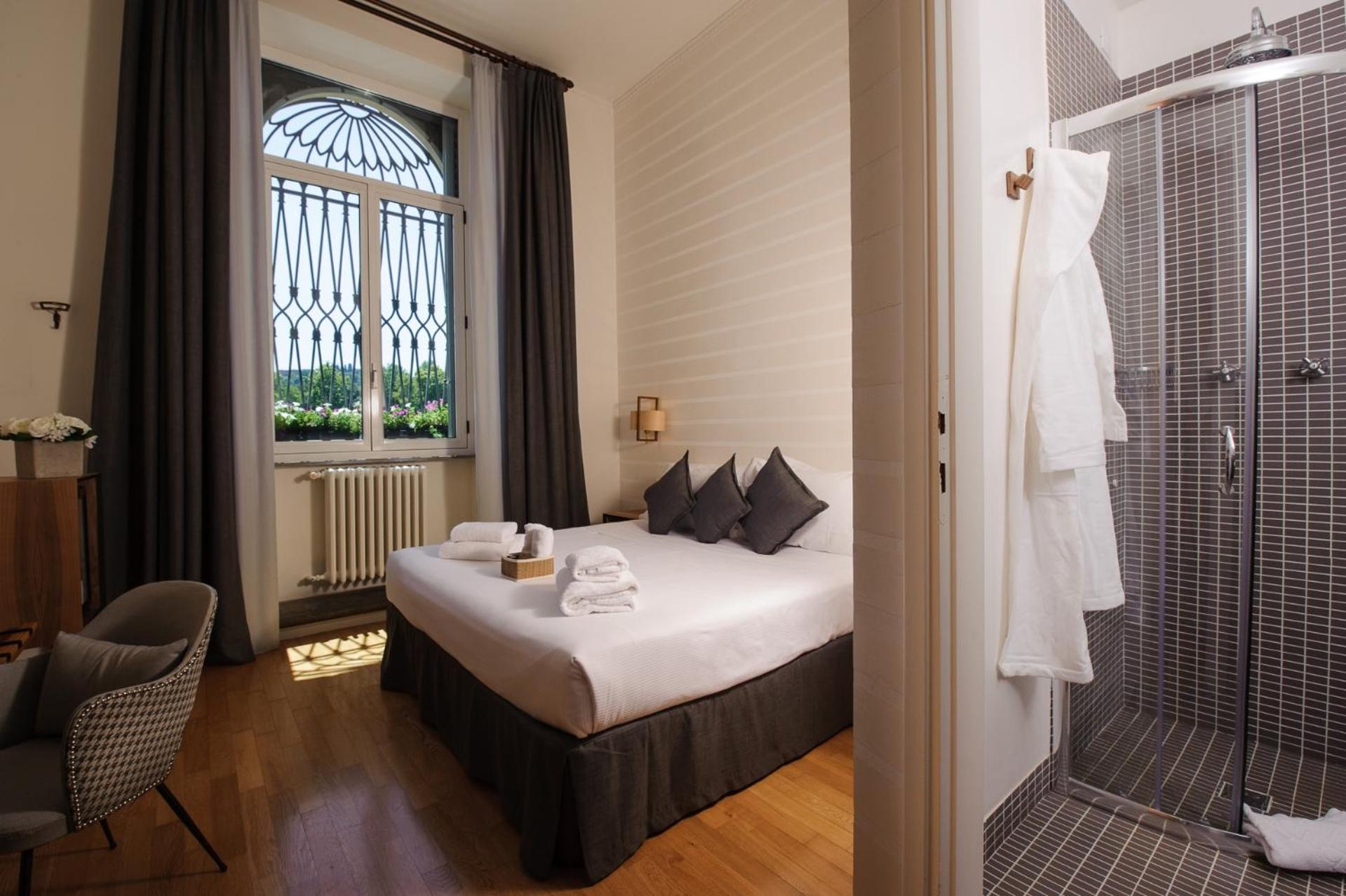 Deluxe Double Room thumbnail 6