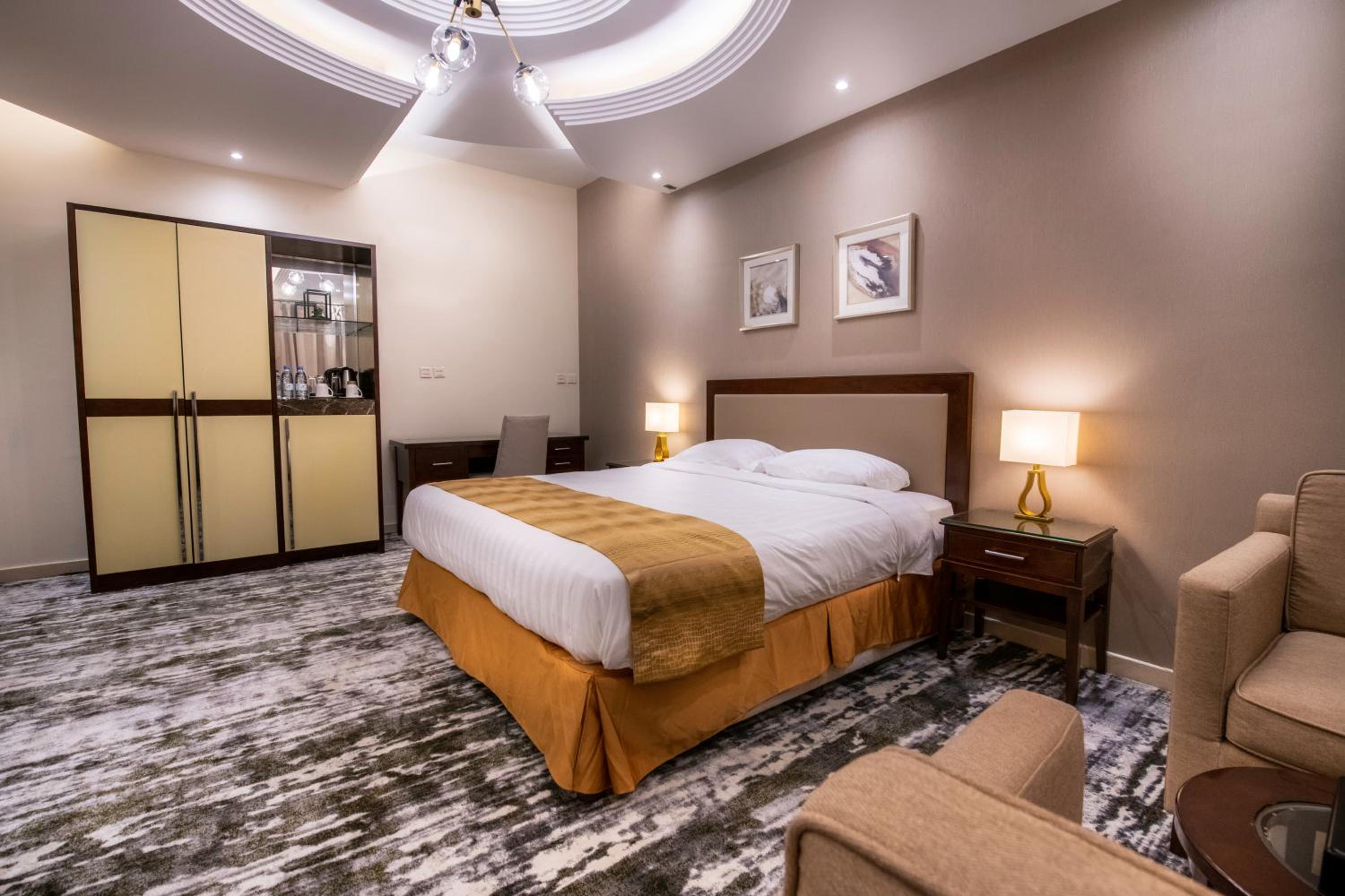 Deluxe King Room - Photo 3