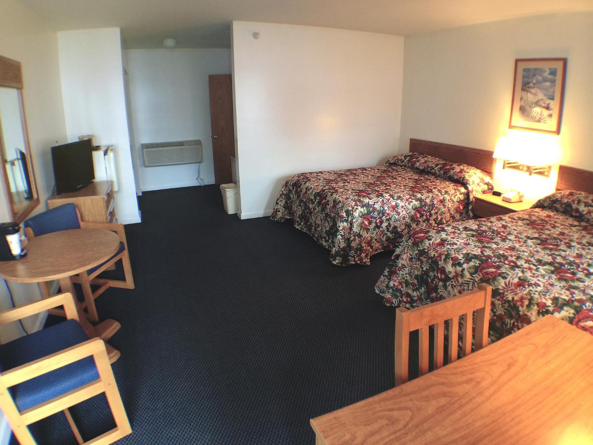 Queen Room with Two Queen Beds photo 2