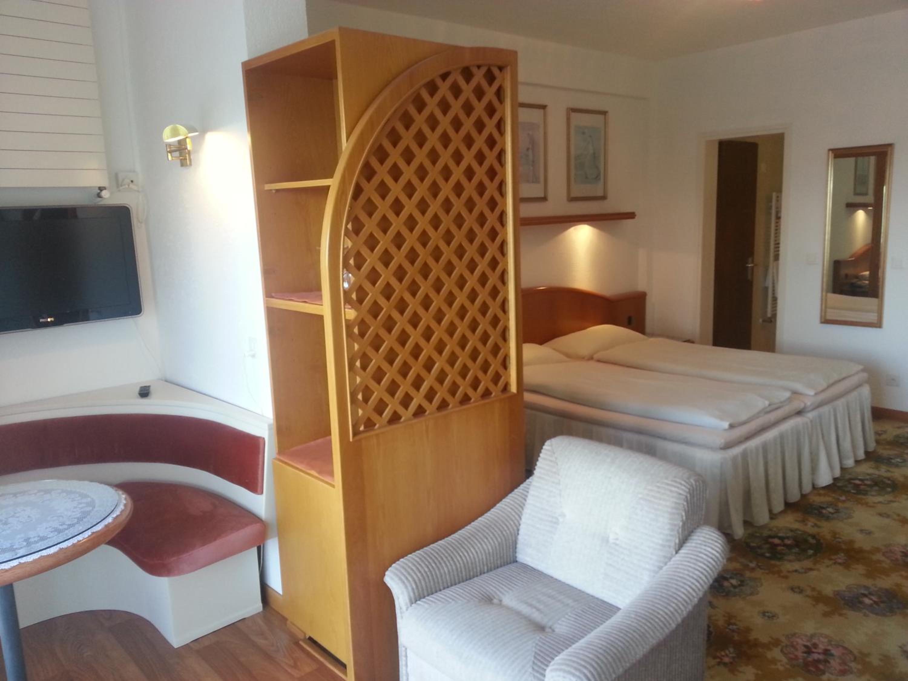 Junior Suite with Lake View and Balcony - Photo 1