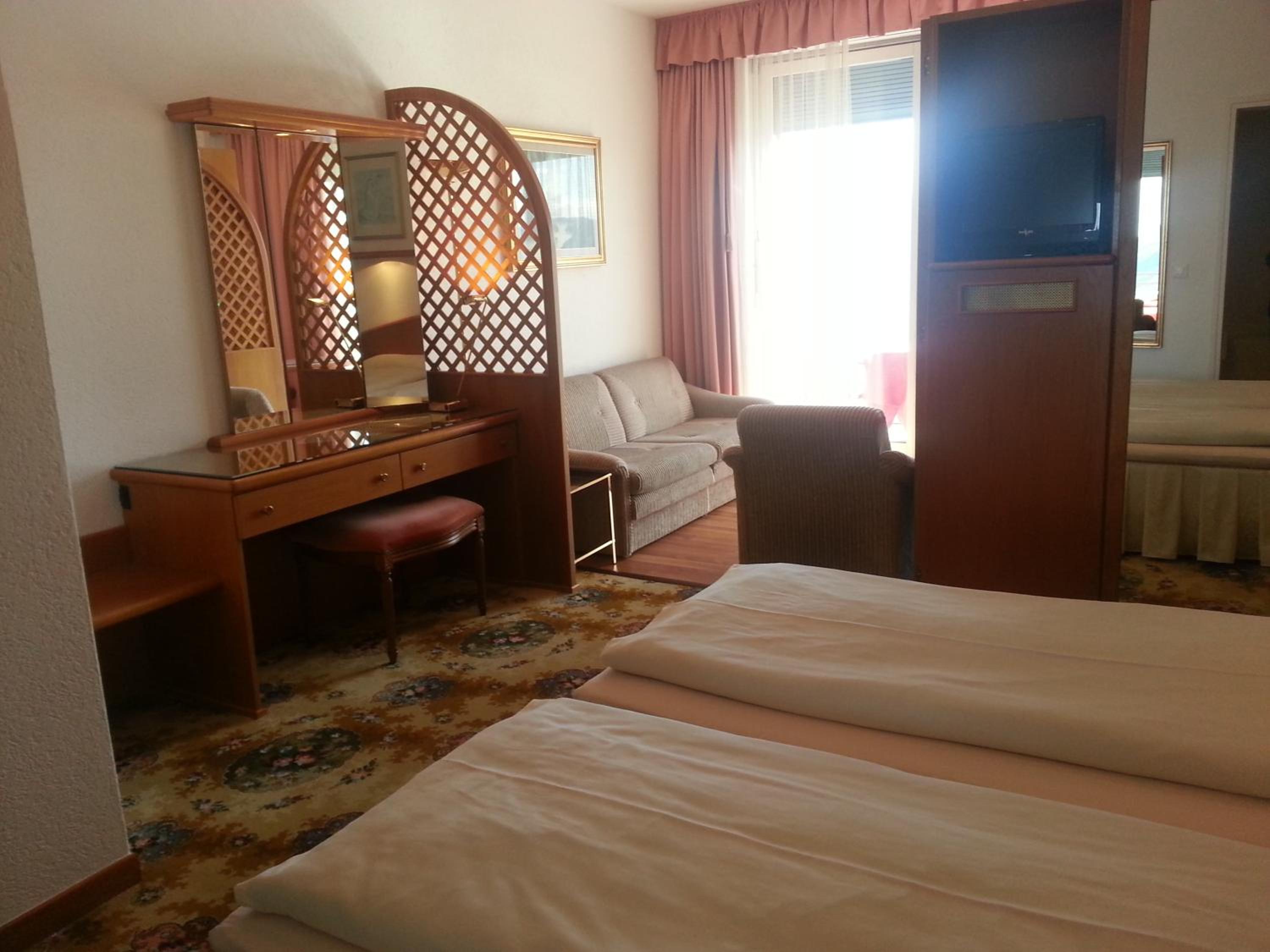 Junior Suite with Lake View and Balcony - Photo 3