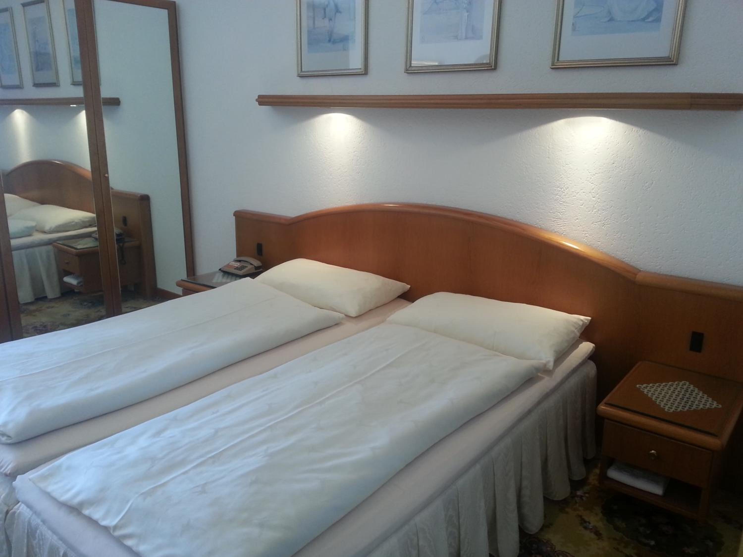 Junior Suite with Lake View and Balcony - Photo 4