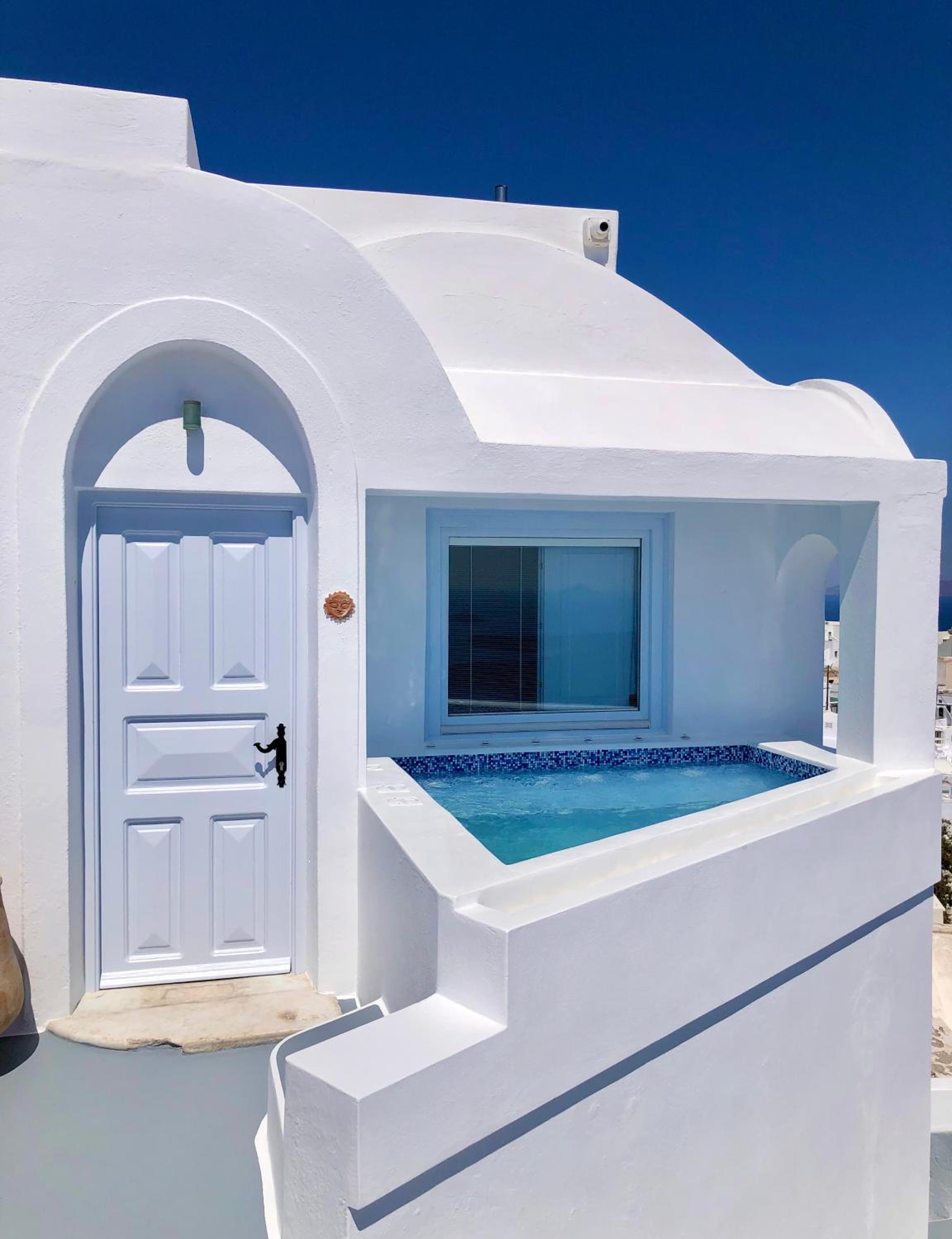 Honeymoon Suite with Outdoor Dip Pool and Caldera View photo 3