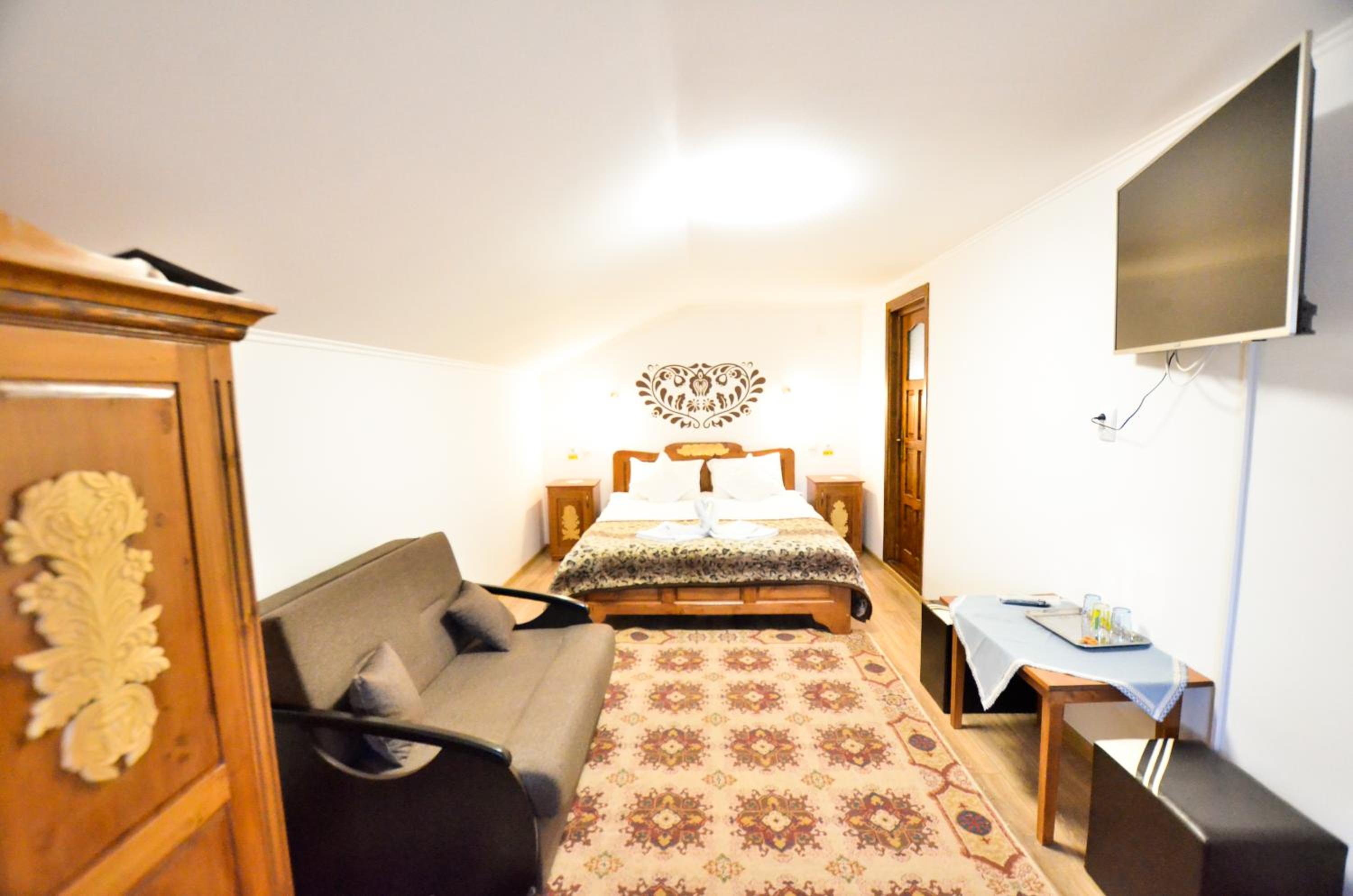 Large Twin Room - Photo 10