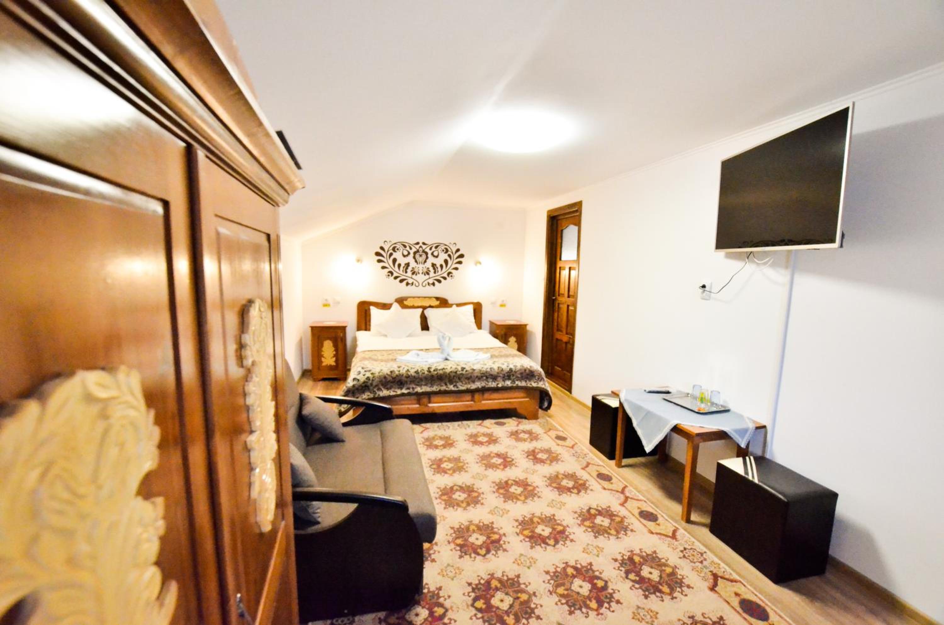Large Twin Room - Photo 1