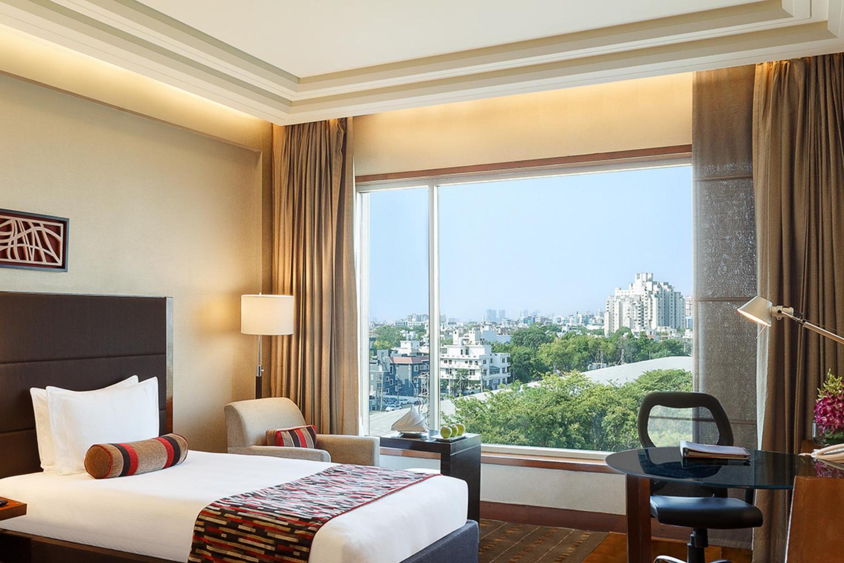 One-Bedroom Suite with Living Area on Mid Floor – Nonsmoking