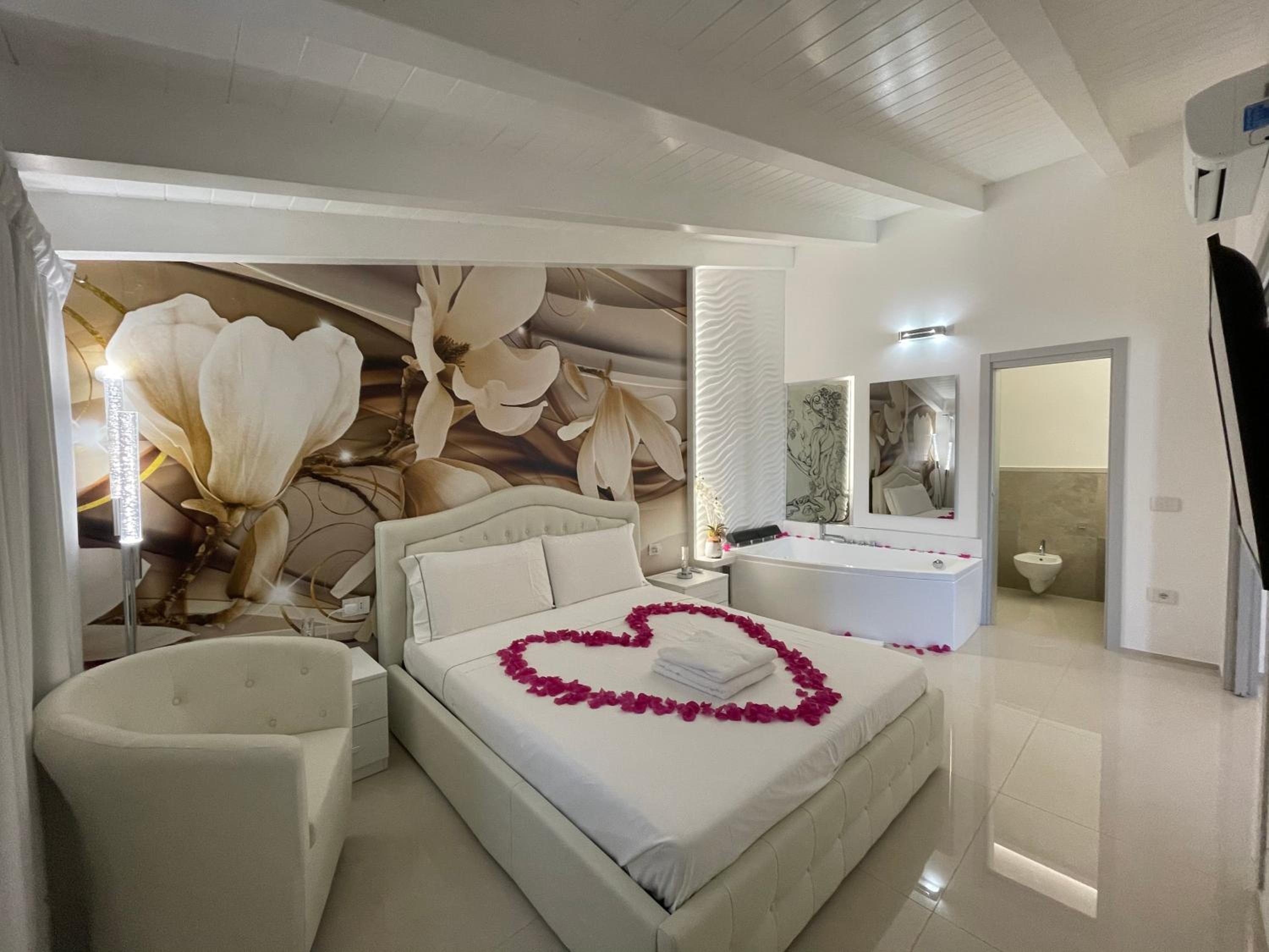 Deluxe Suite with Spa Bath - Photo 17