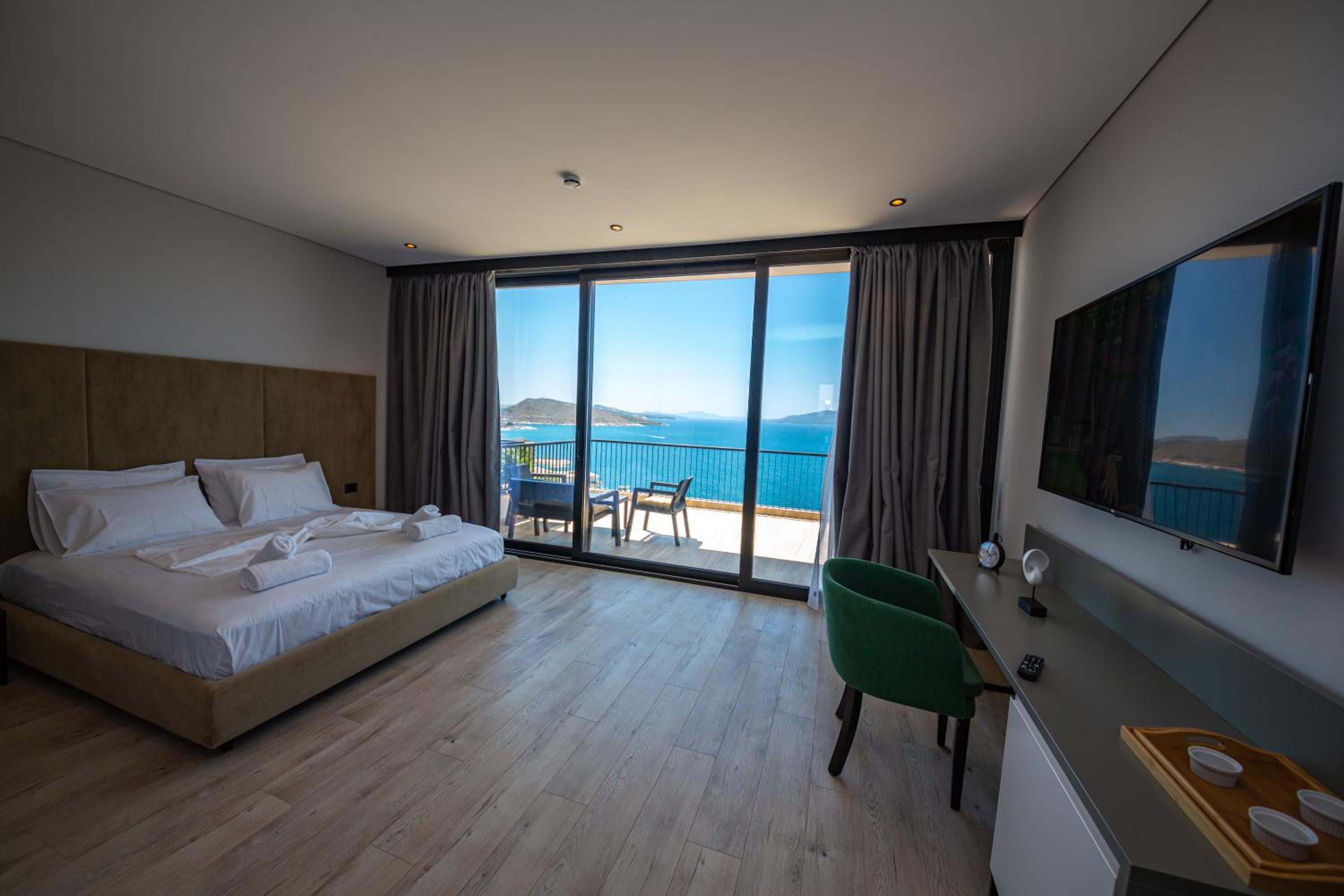 Deluxe Suite with Terrace Sea View photo 3