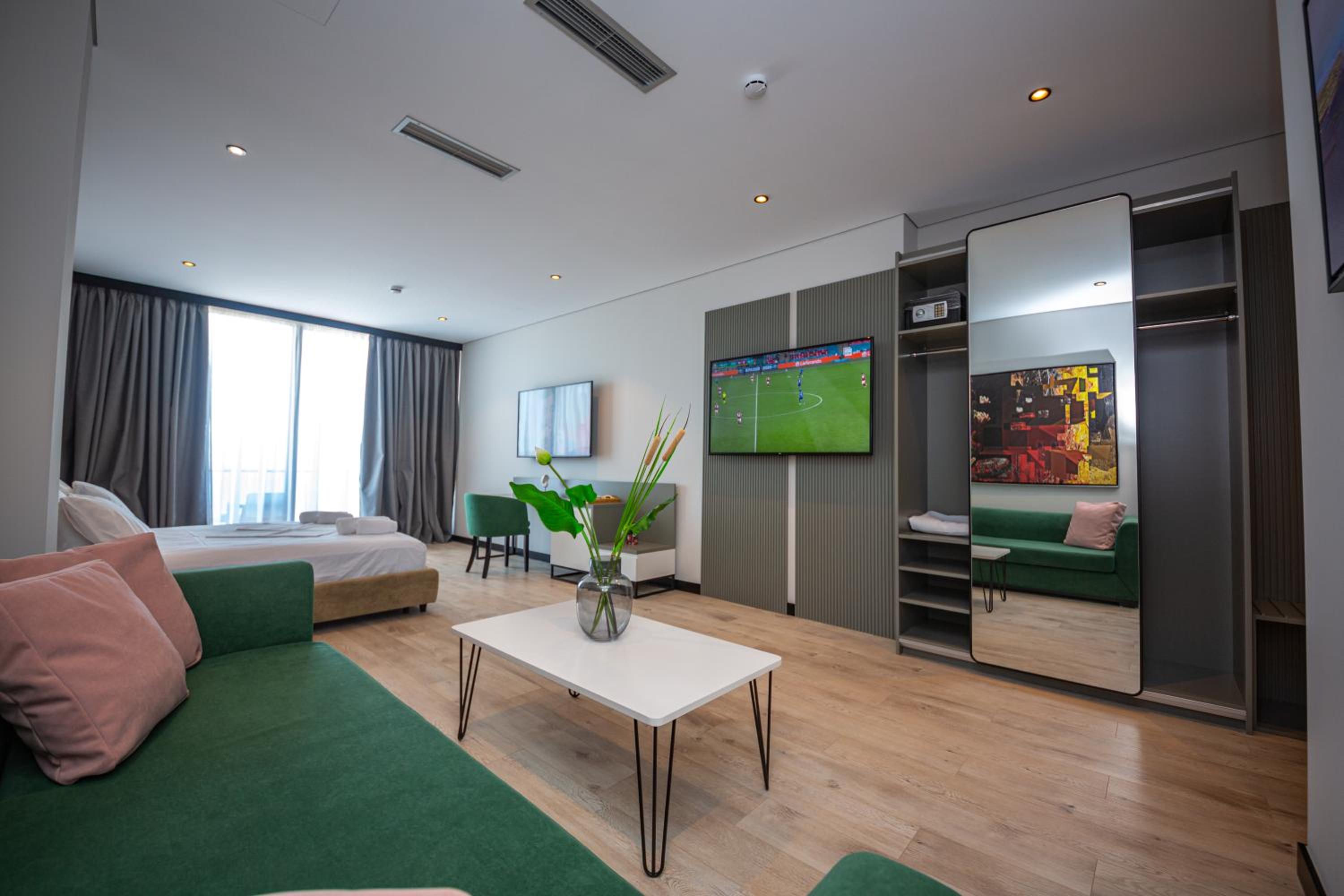 Deluxe Suite with Balcony and Sea View photo 2