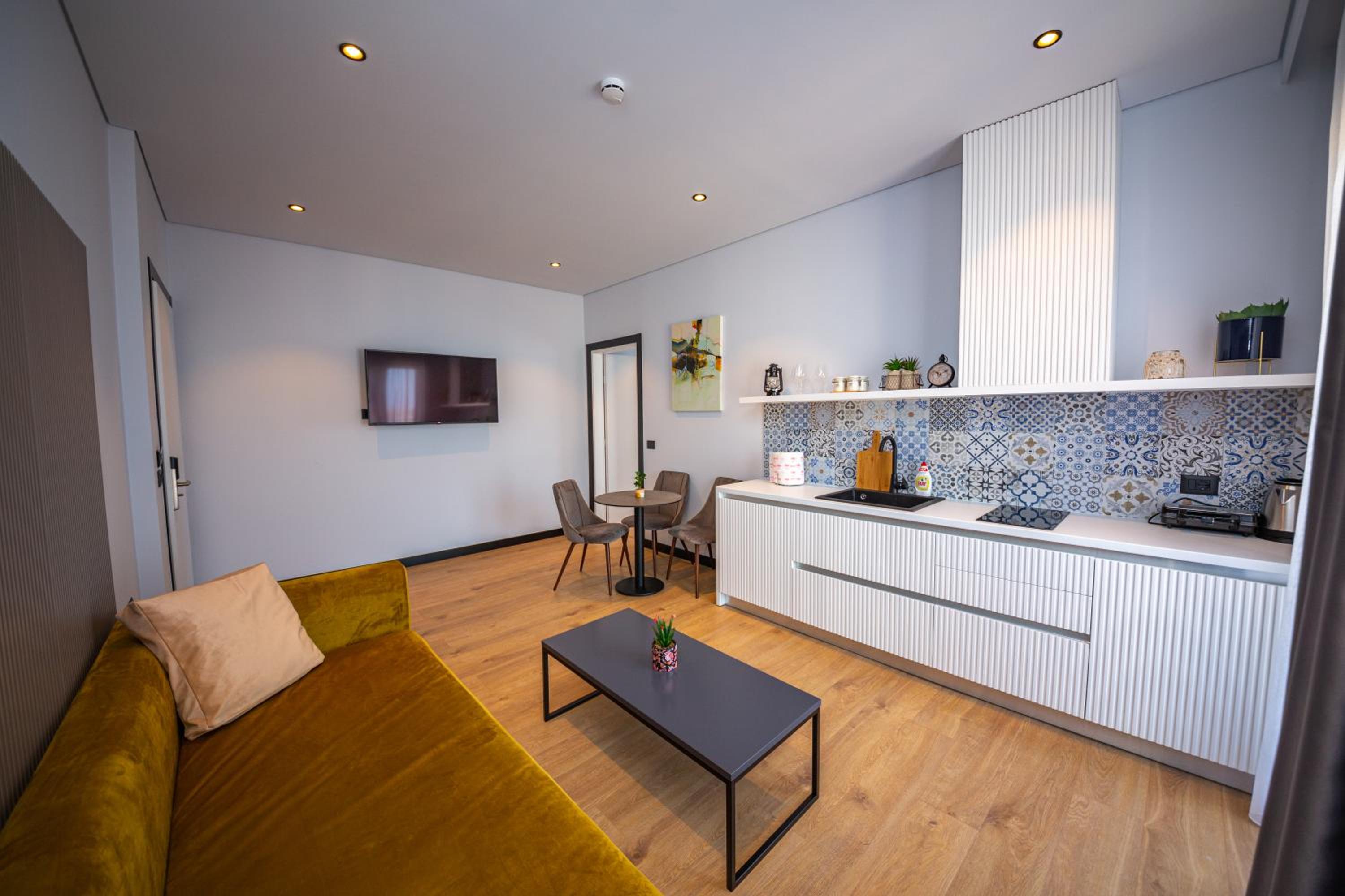 One-Bedroom Deluxe Apartment with Balcony and Full Sea View (3 Adults) photo 2