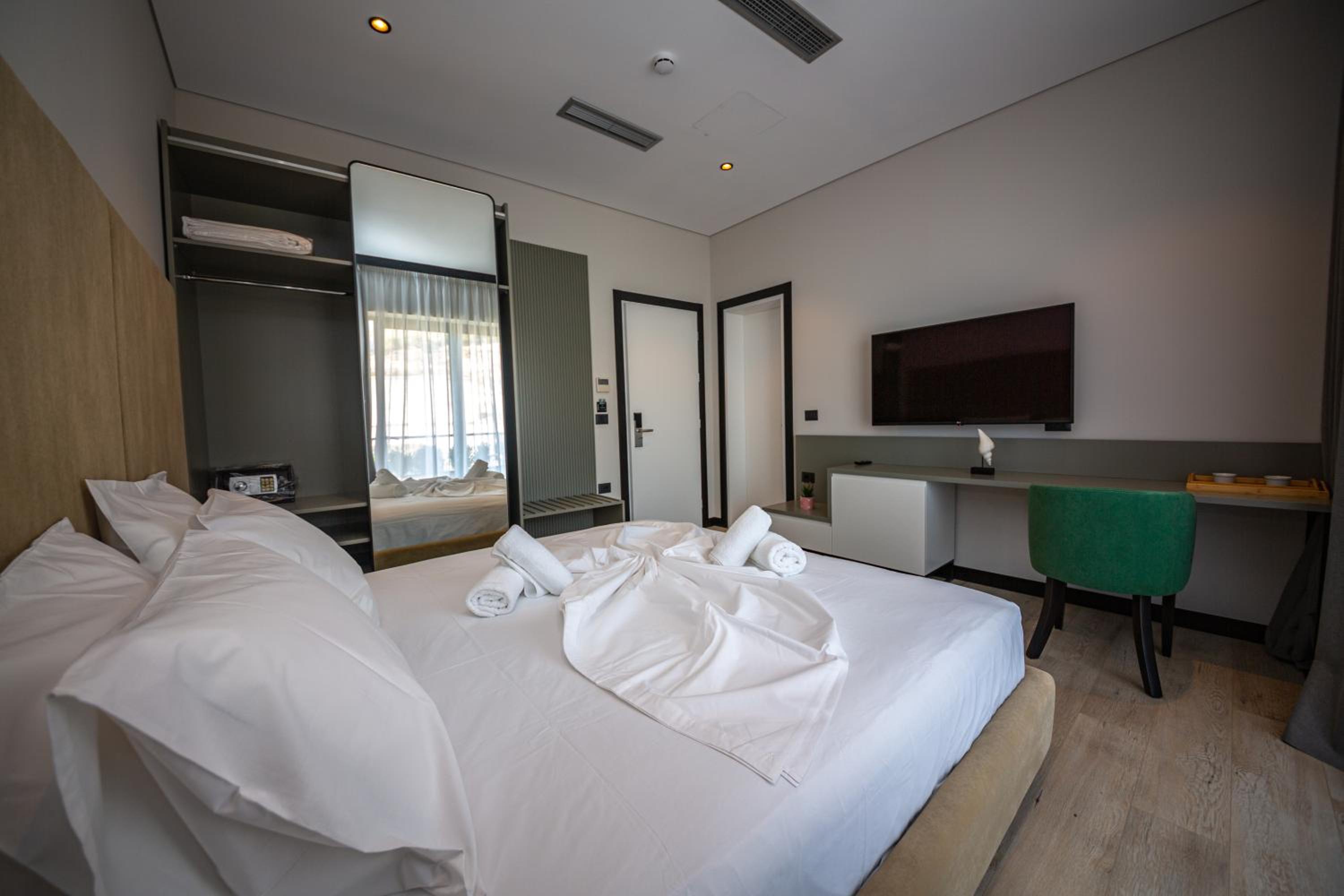 Superior Double Room with Balcony and Side Sea View photo 2