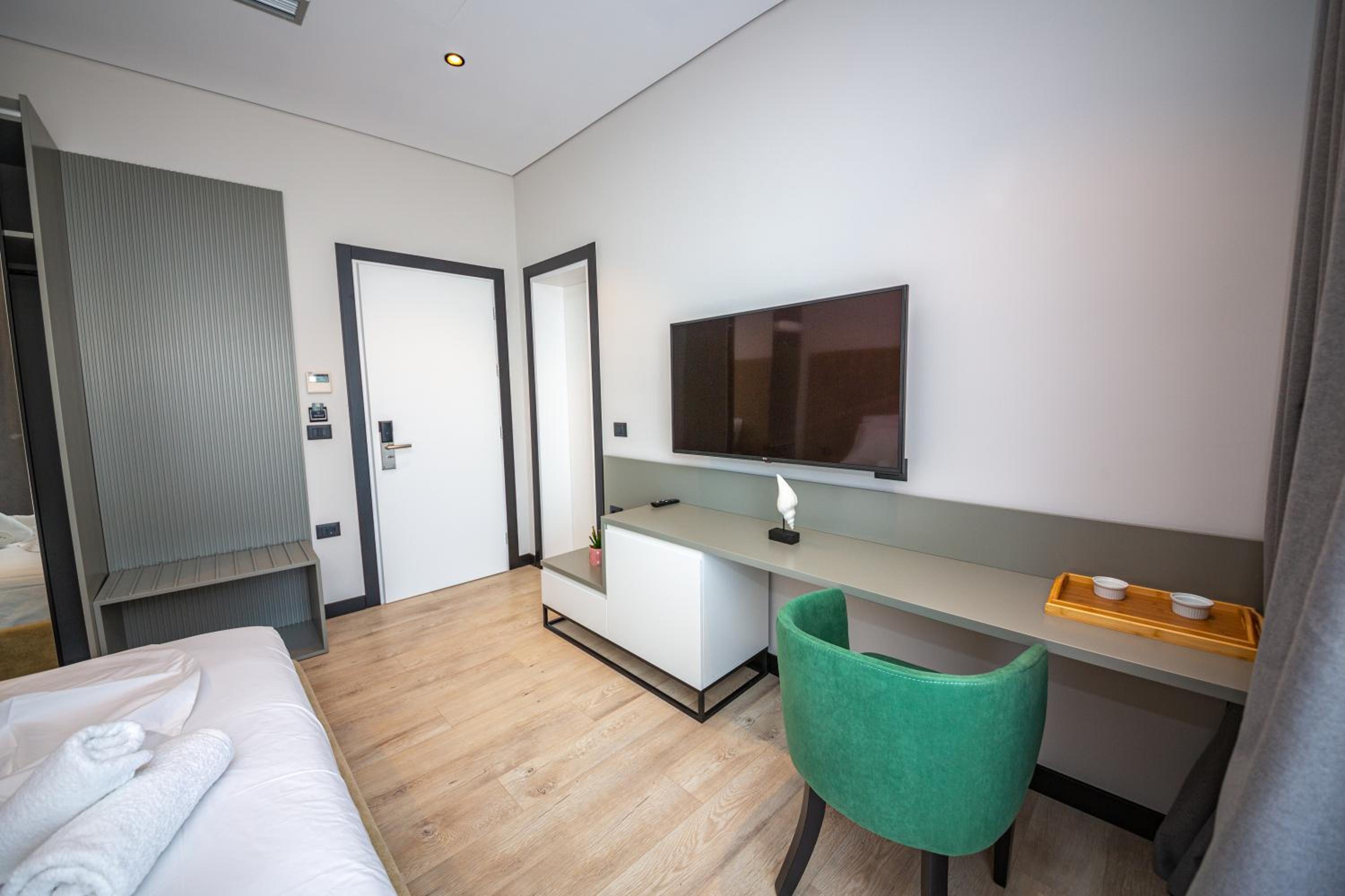 Superior Double Room with Balcony and Side Sea View photo 3