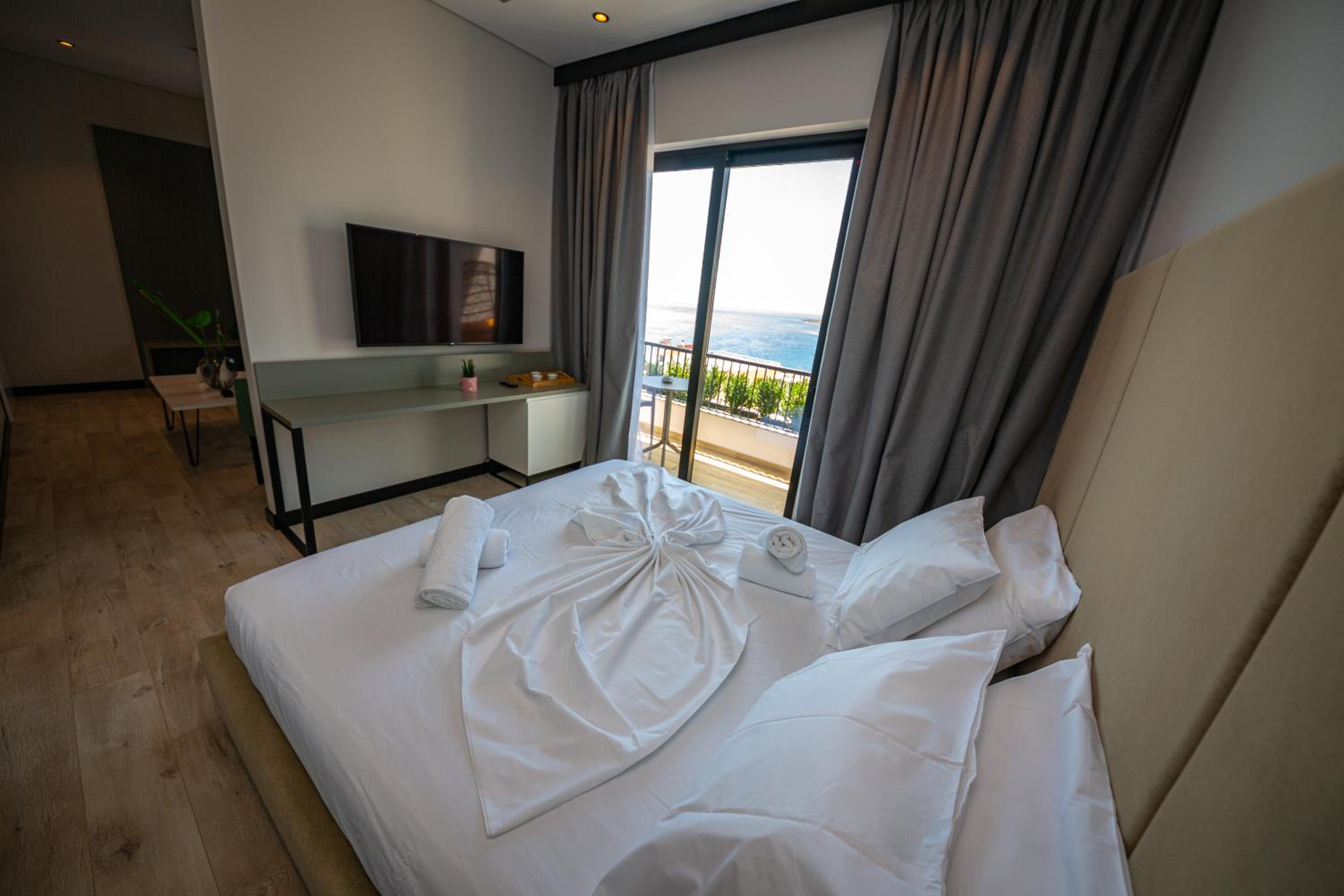 Junior Suite with Balcony and Sea View photo 3