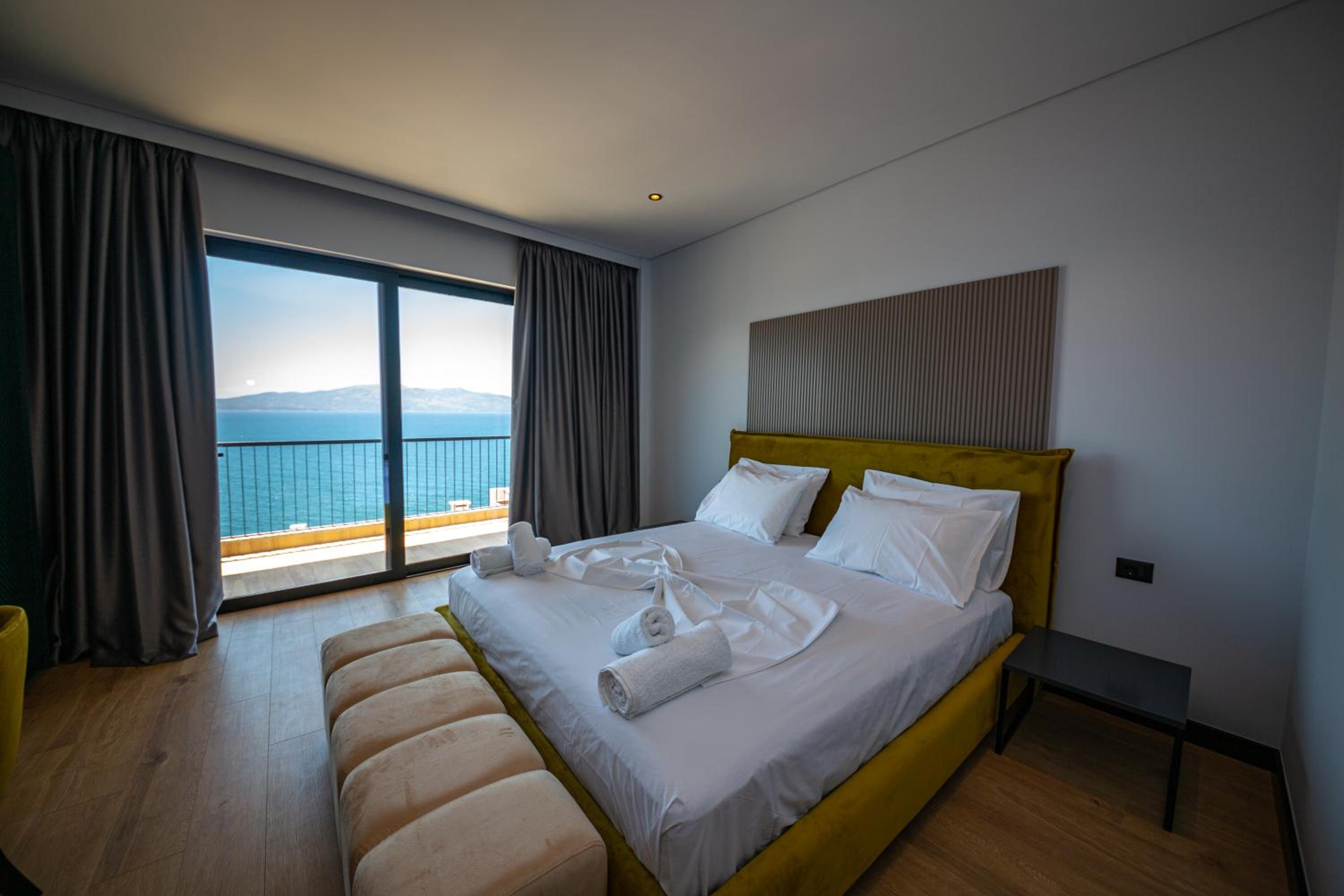 One-Bedroom Deluxe Apartment with Balcony and Full Sea View (3 Adults) photo 1