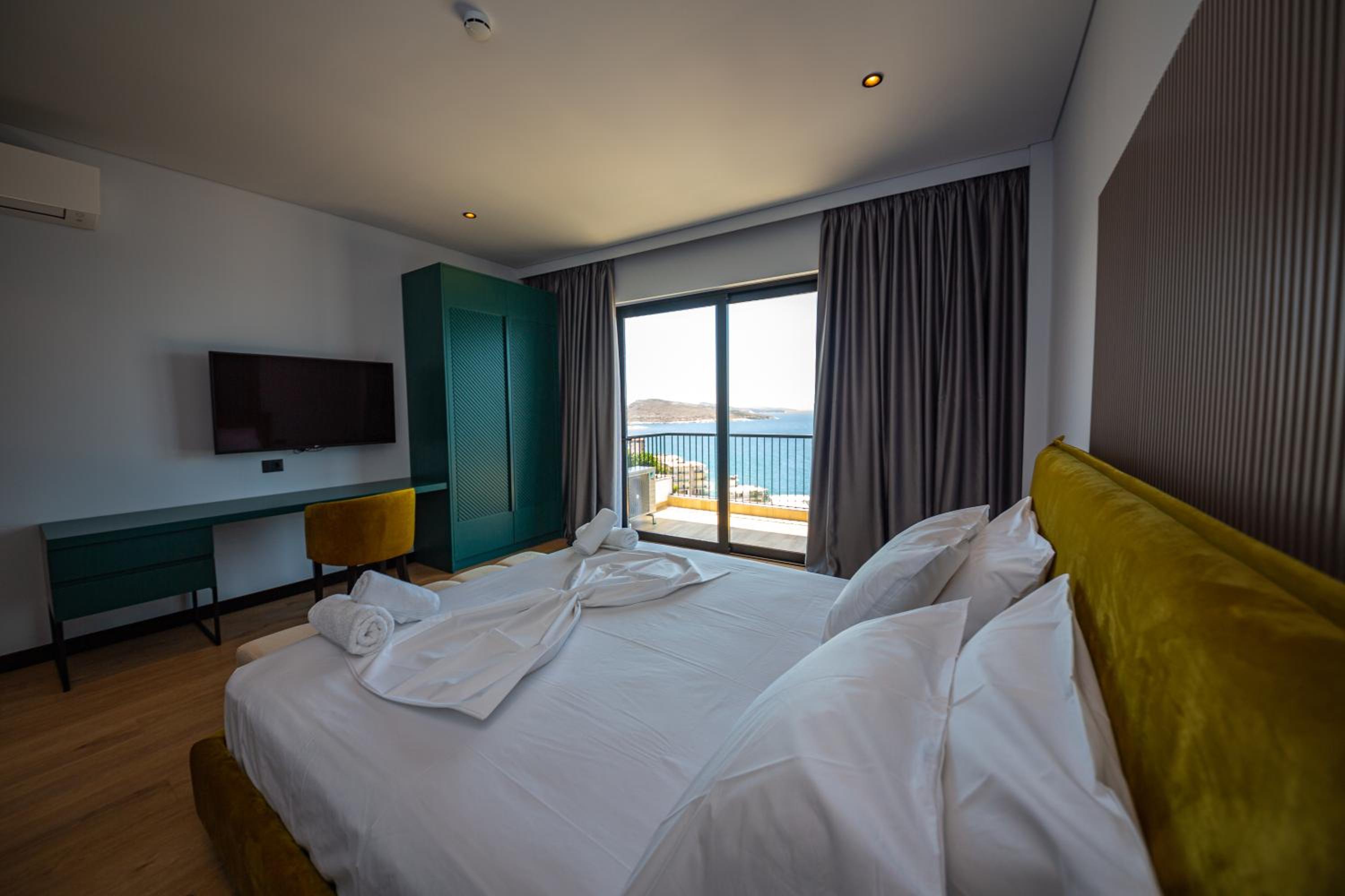 One-Bedroom Deluxe Apartment with Balcony and Full Sea View (3 Adults) photo 3