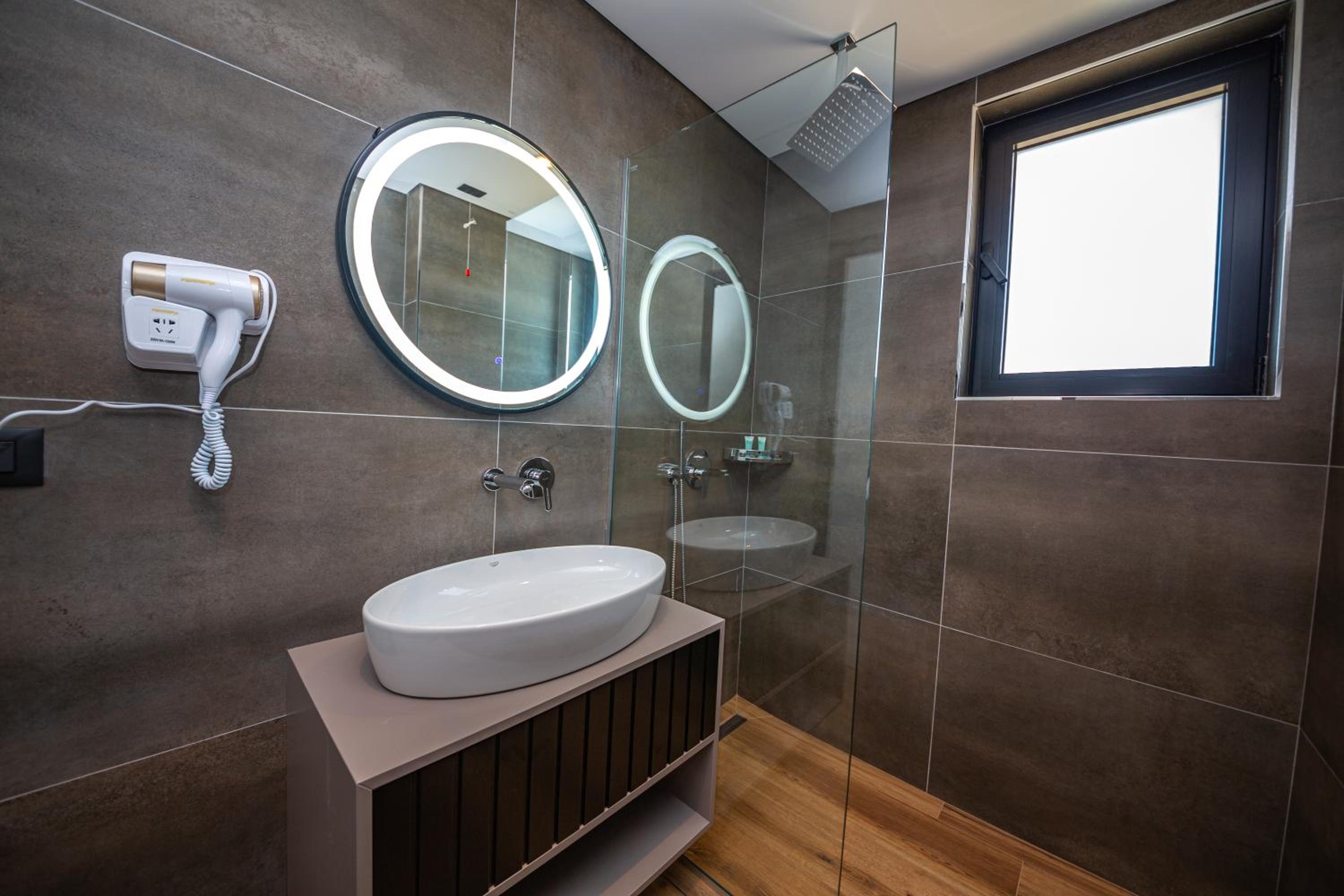One-Bedroom Apartment with Balcony and Side Sea View (3 adults), photo 6