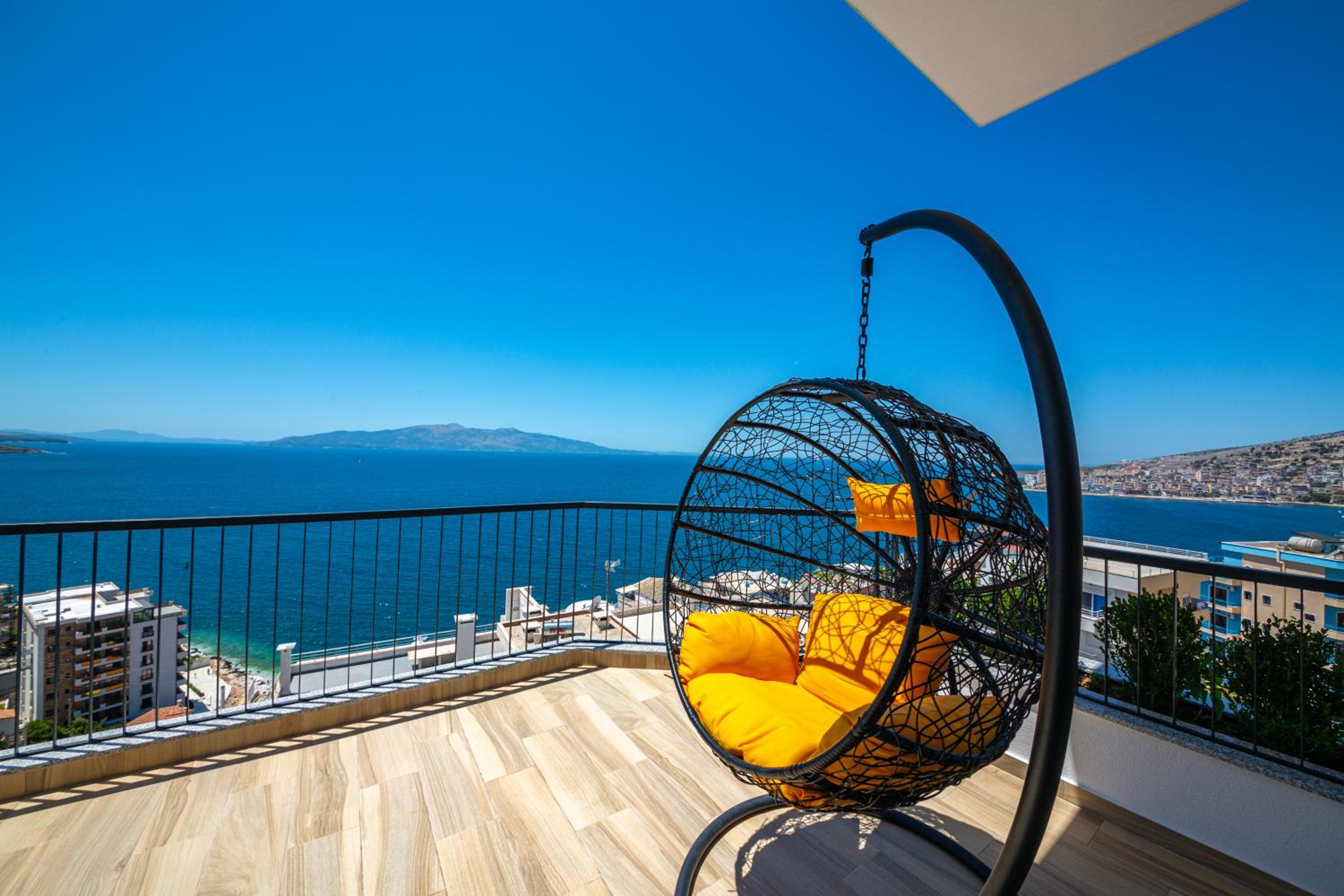 Deluxe Suite with Balcony and Sea View photo 3