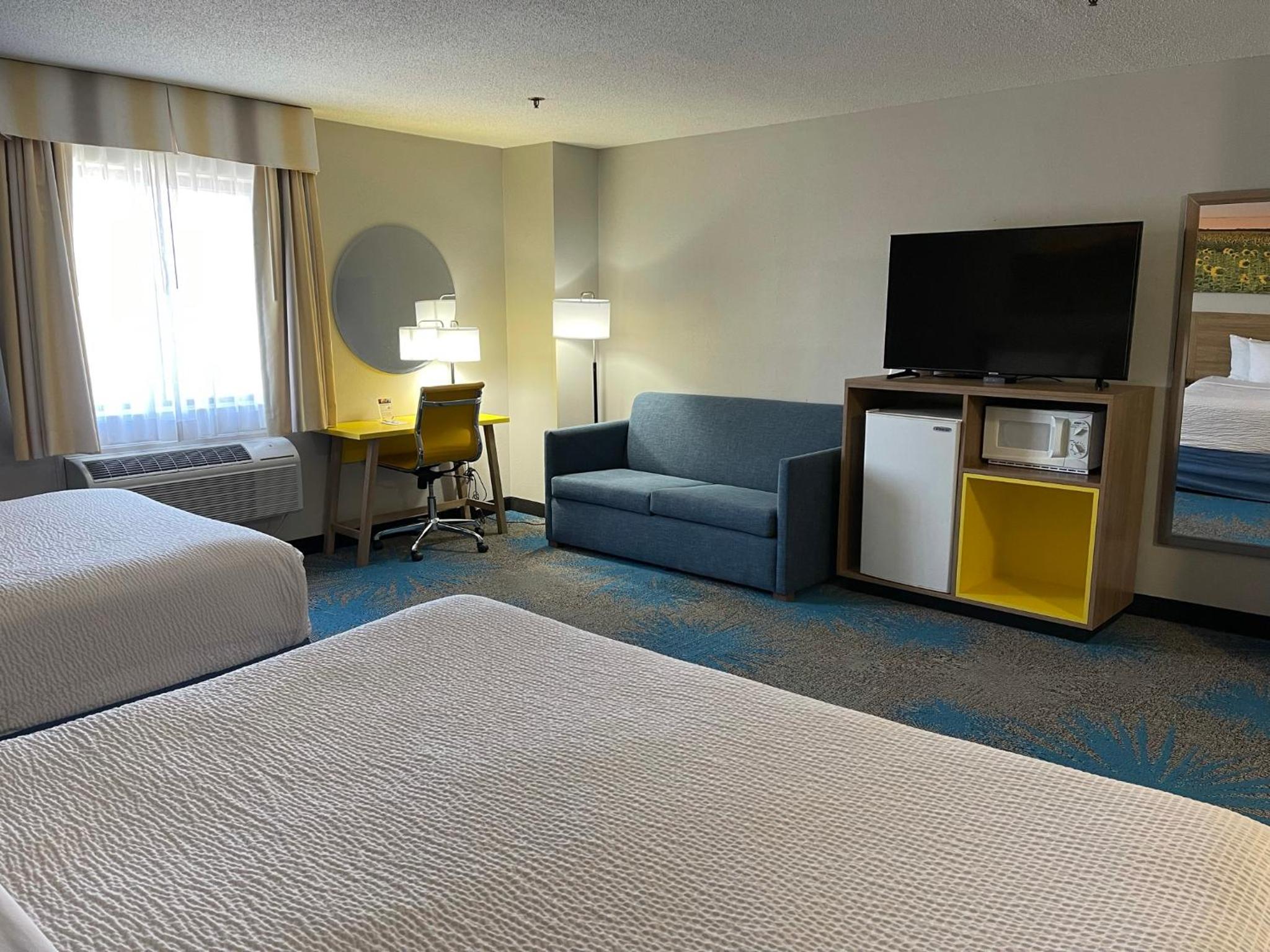 Deluxe King Suite - Photo 2
