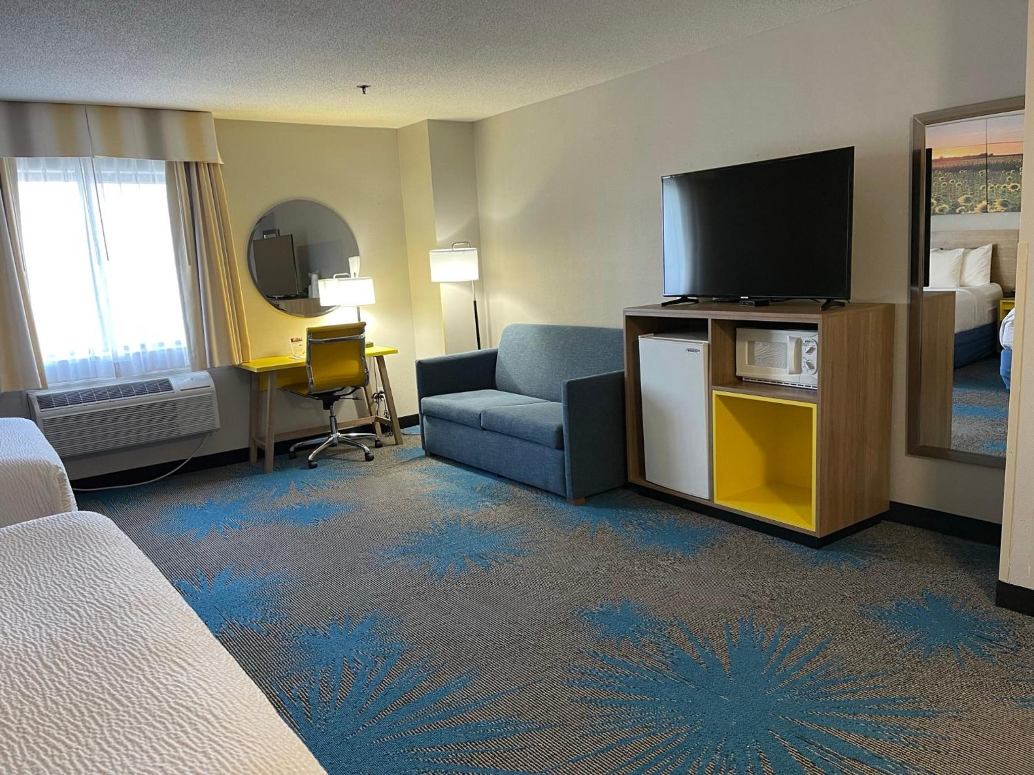 Deluxe King Suite - Photo 3