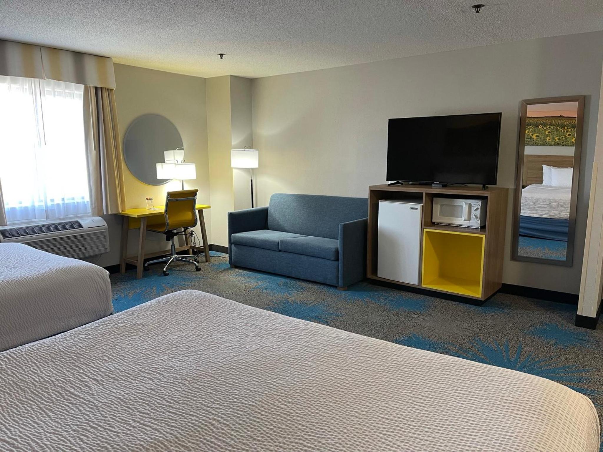 Deluxe King Suite - Photo 6