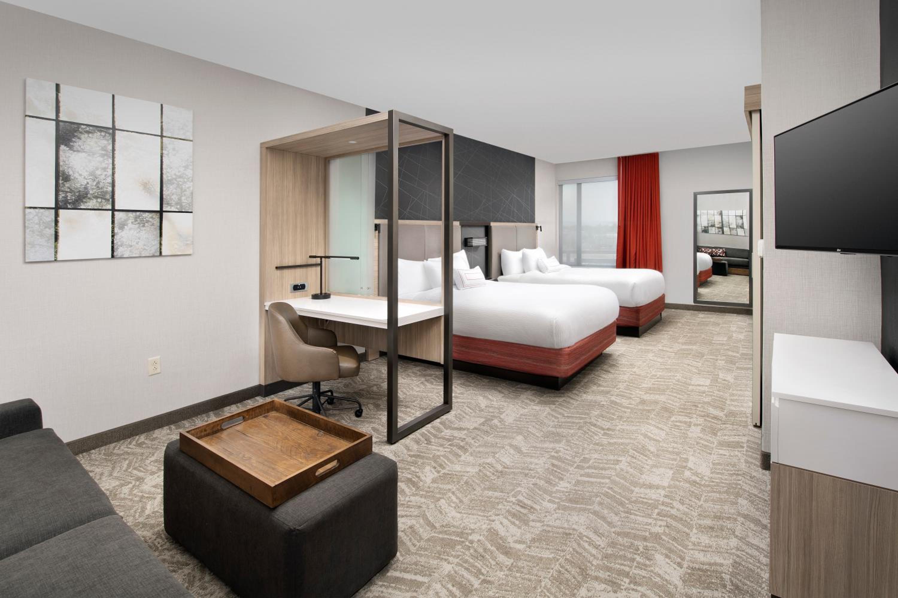 Queen Suite with Two Queen Beds, Bathtub and Trundle Sofa - Mobility Access/Hearing Accessible