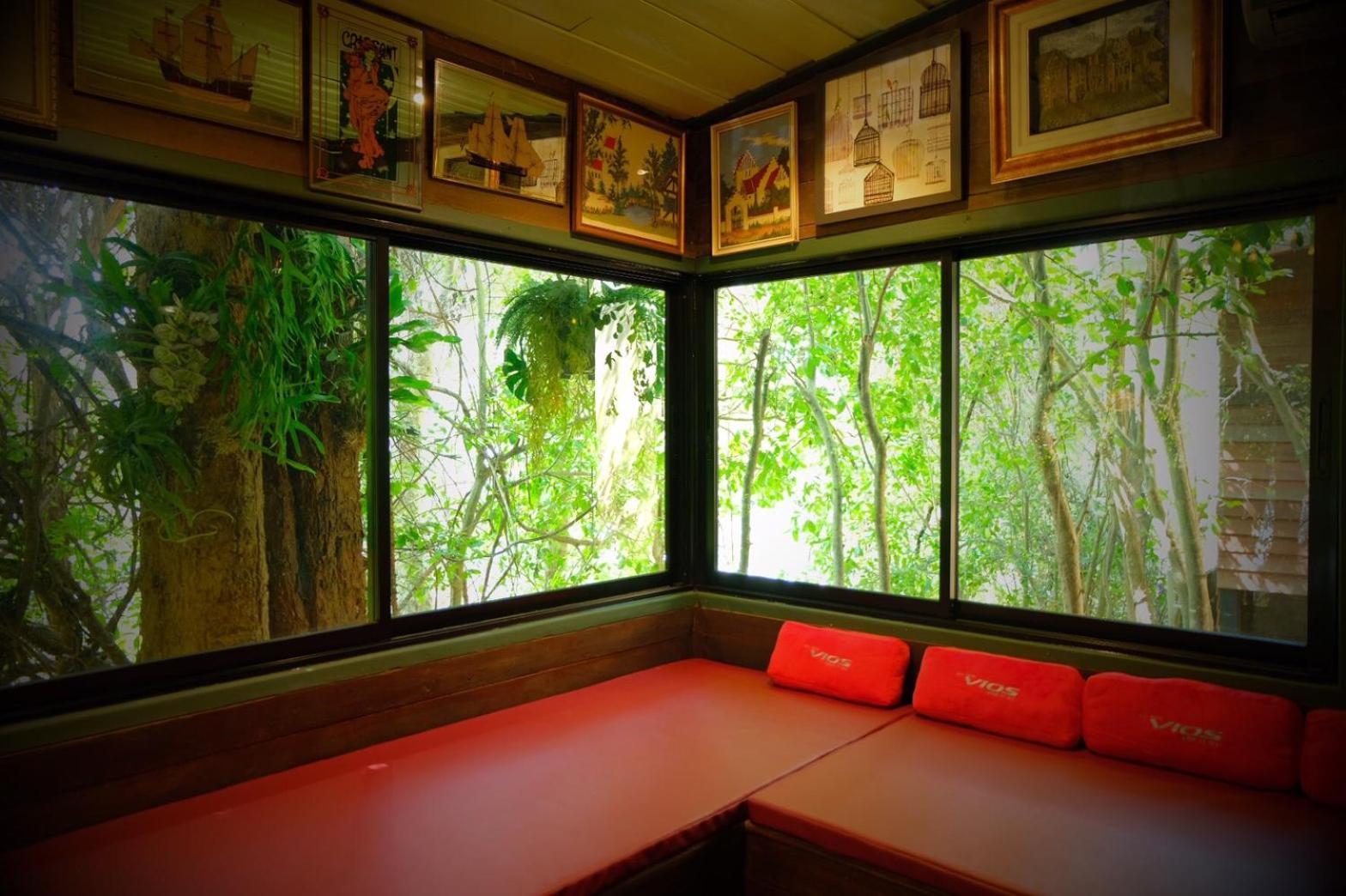 Four-Bedroom House - Photo 2