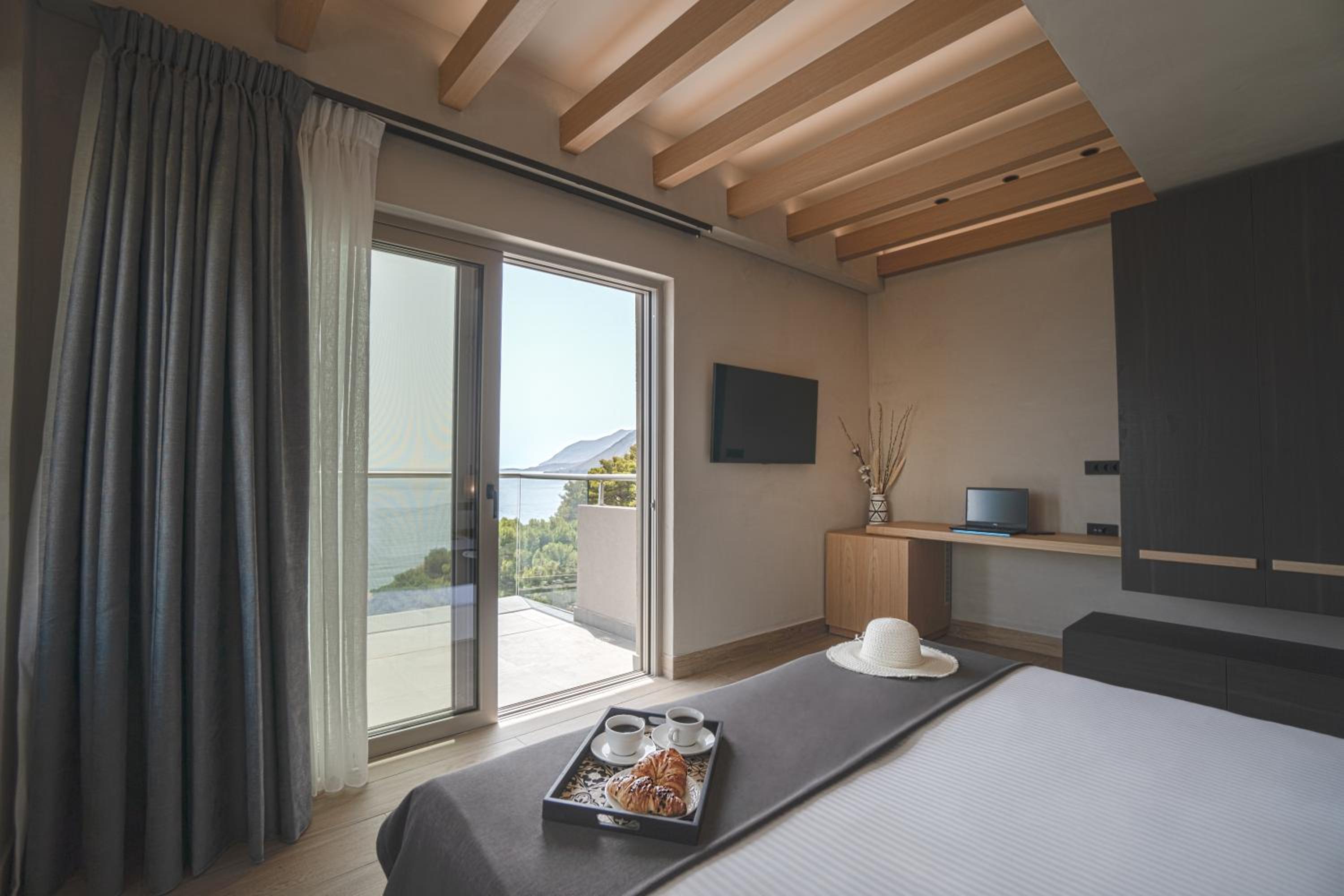 Deluxe Double Room with Balcony and Sea View photo 3