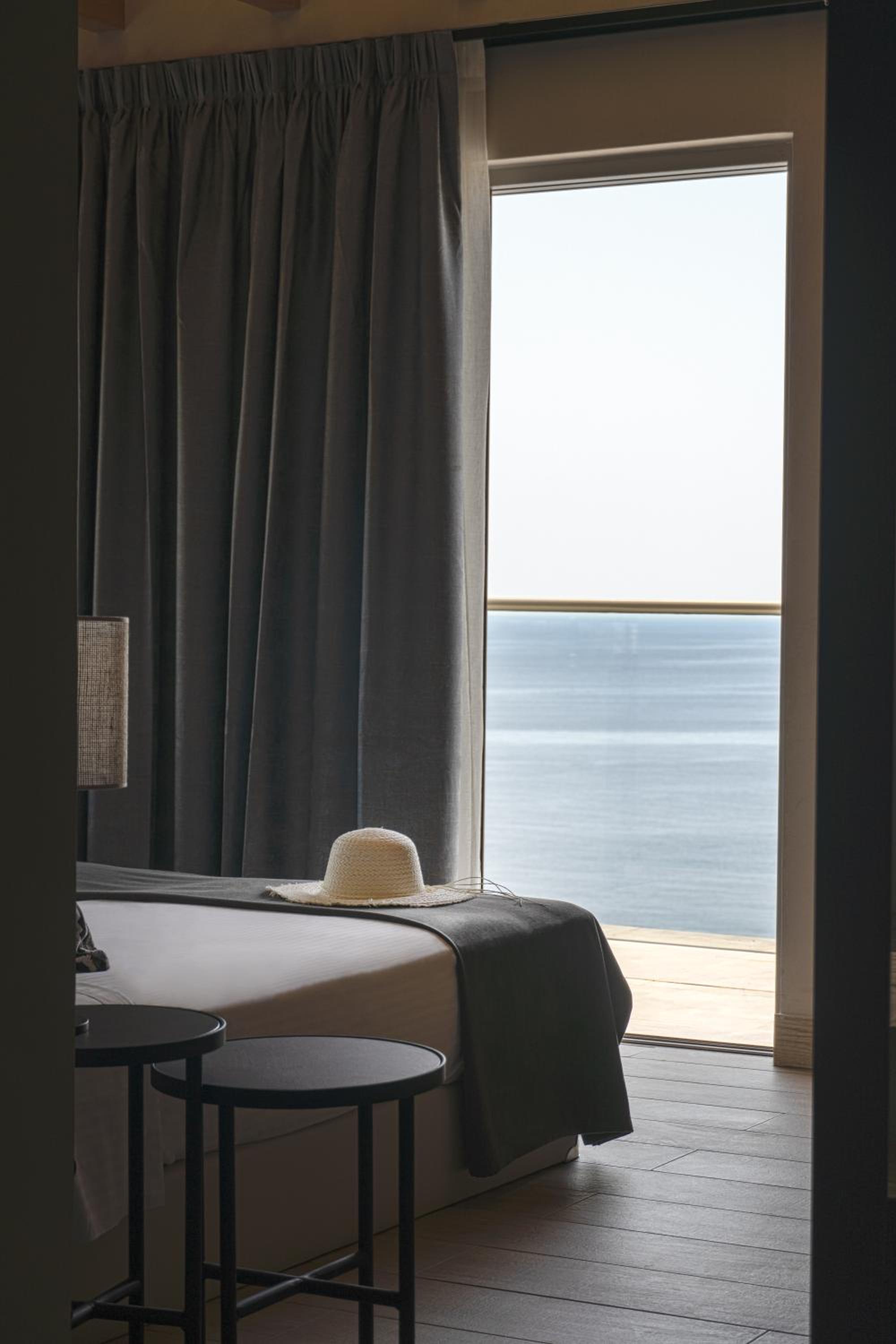 Deluxe Double Room with Balcony and Sea View photo 2