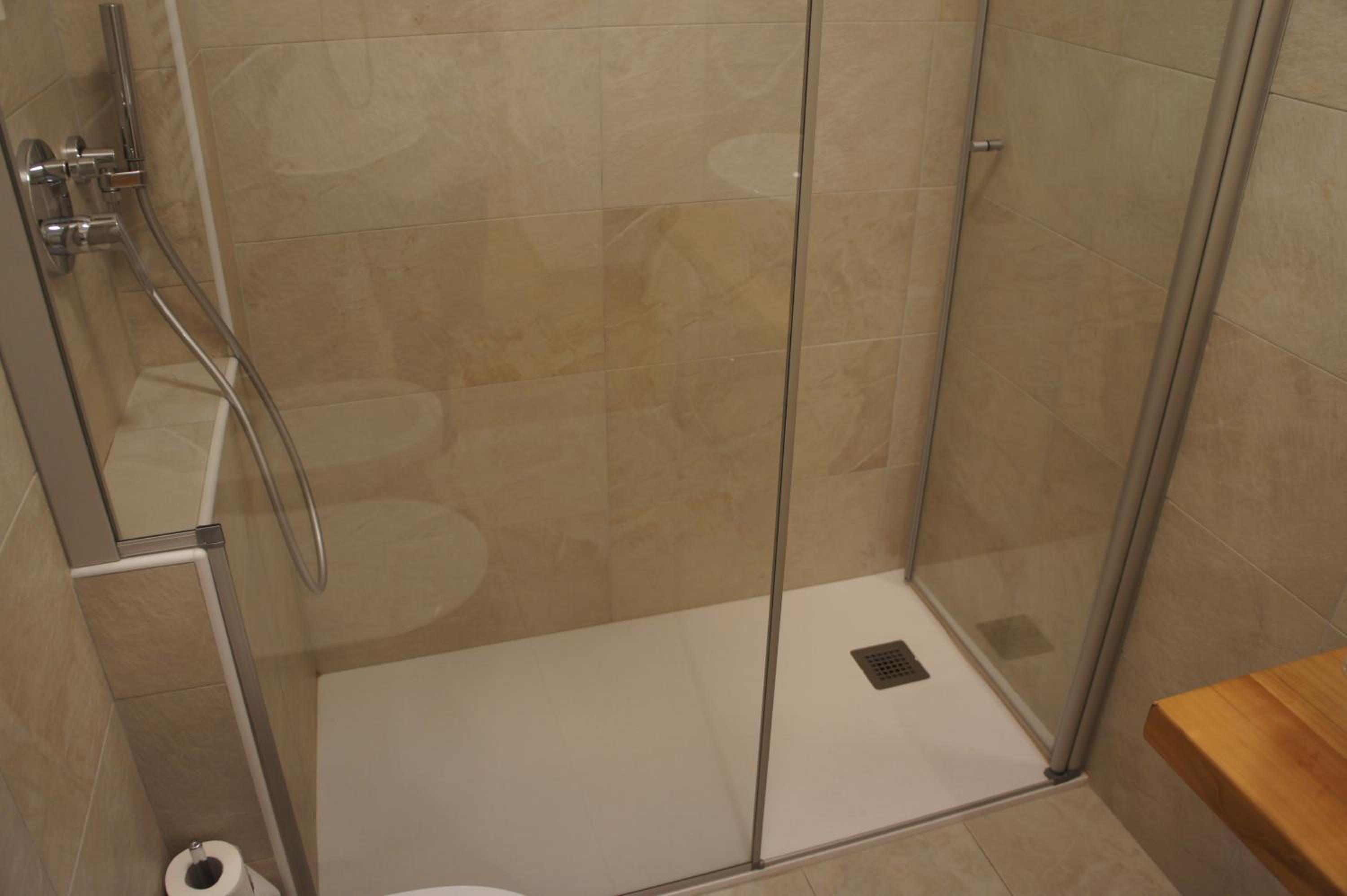 Quadruple Room with Private Bathroom - Photo 12