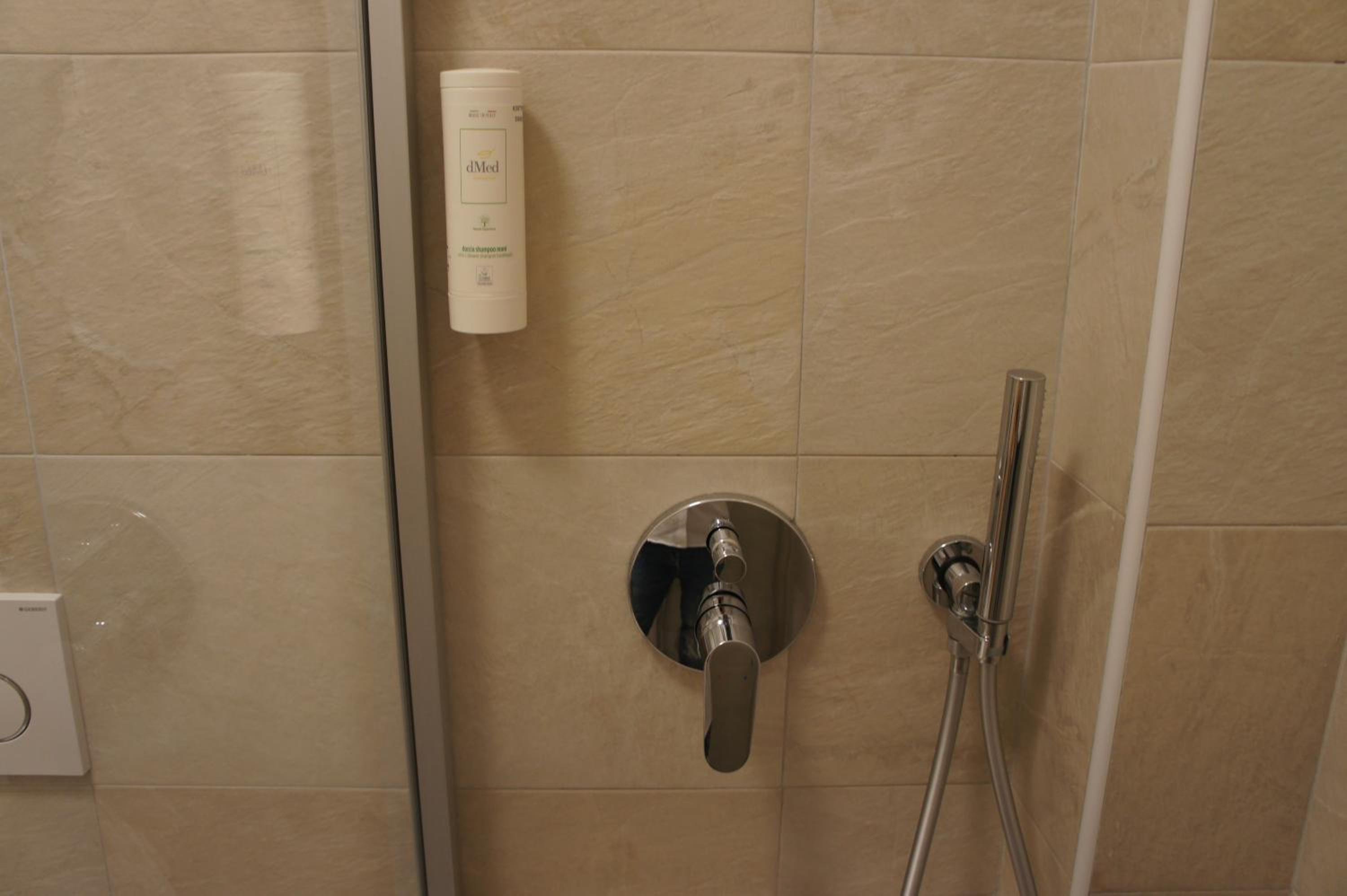 Quadruple Room with Private Bathroom - Photo 11