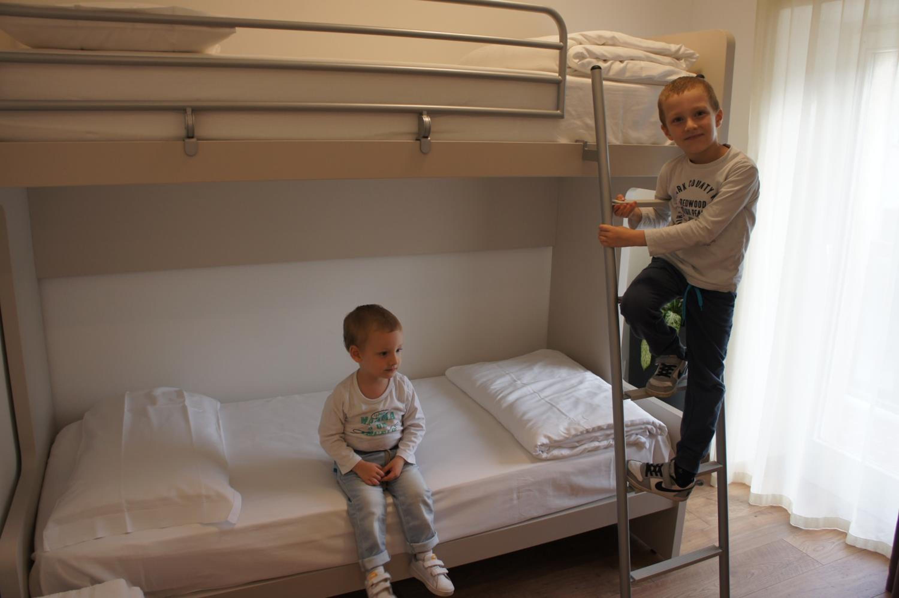 Quadruple Room with Private Bathroom - Photo 5