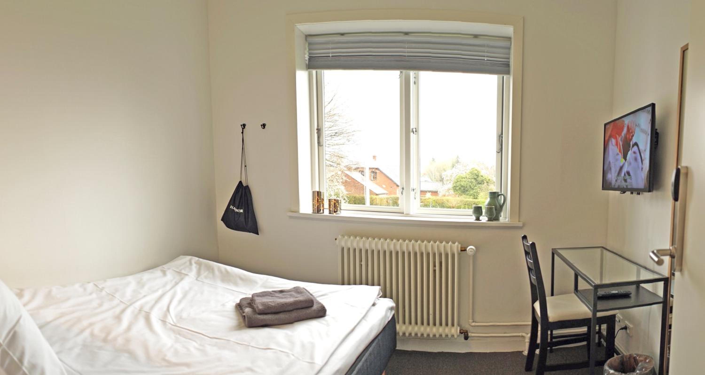 Single Room with Shared Shower and Toilet photo 2