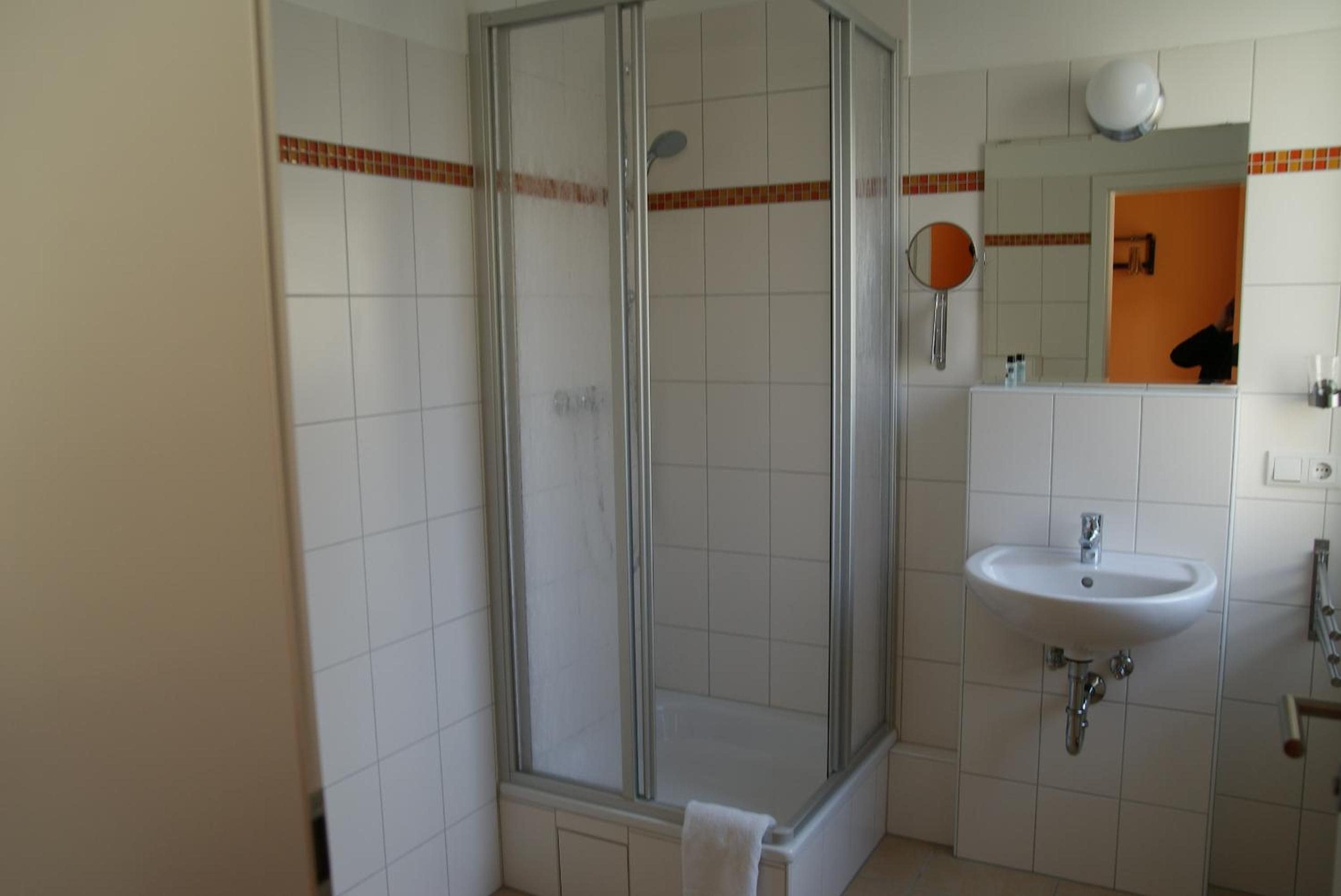 Single Room with Bathroom photo 2