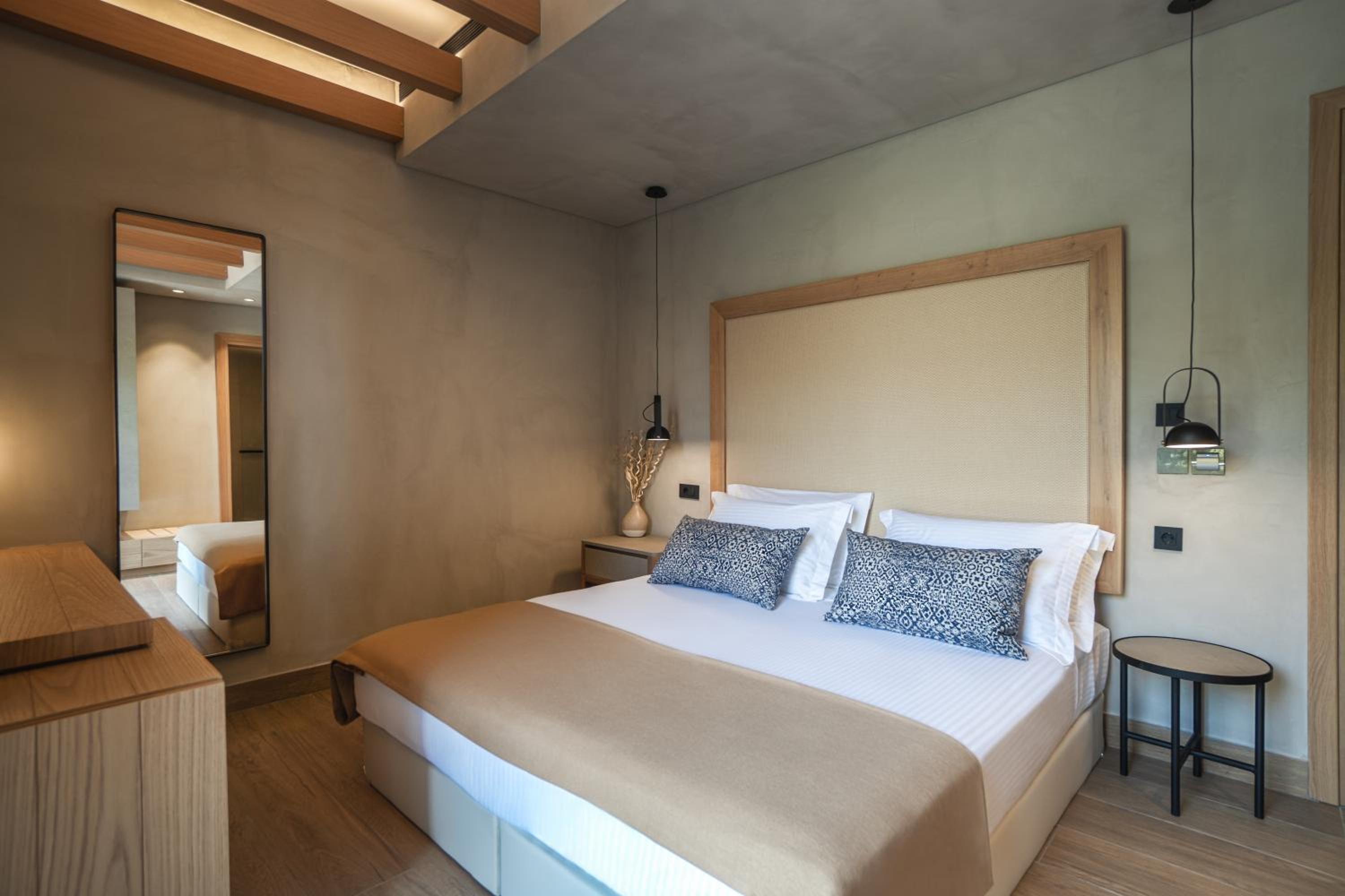 Deluxe Double Room with Side Sea View