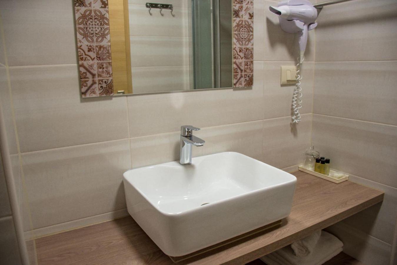 Double Room with Sea View - Photo 4
