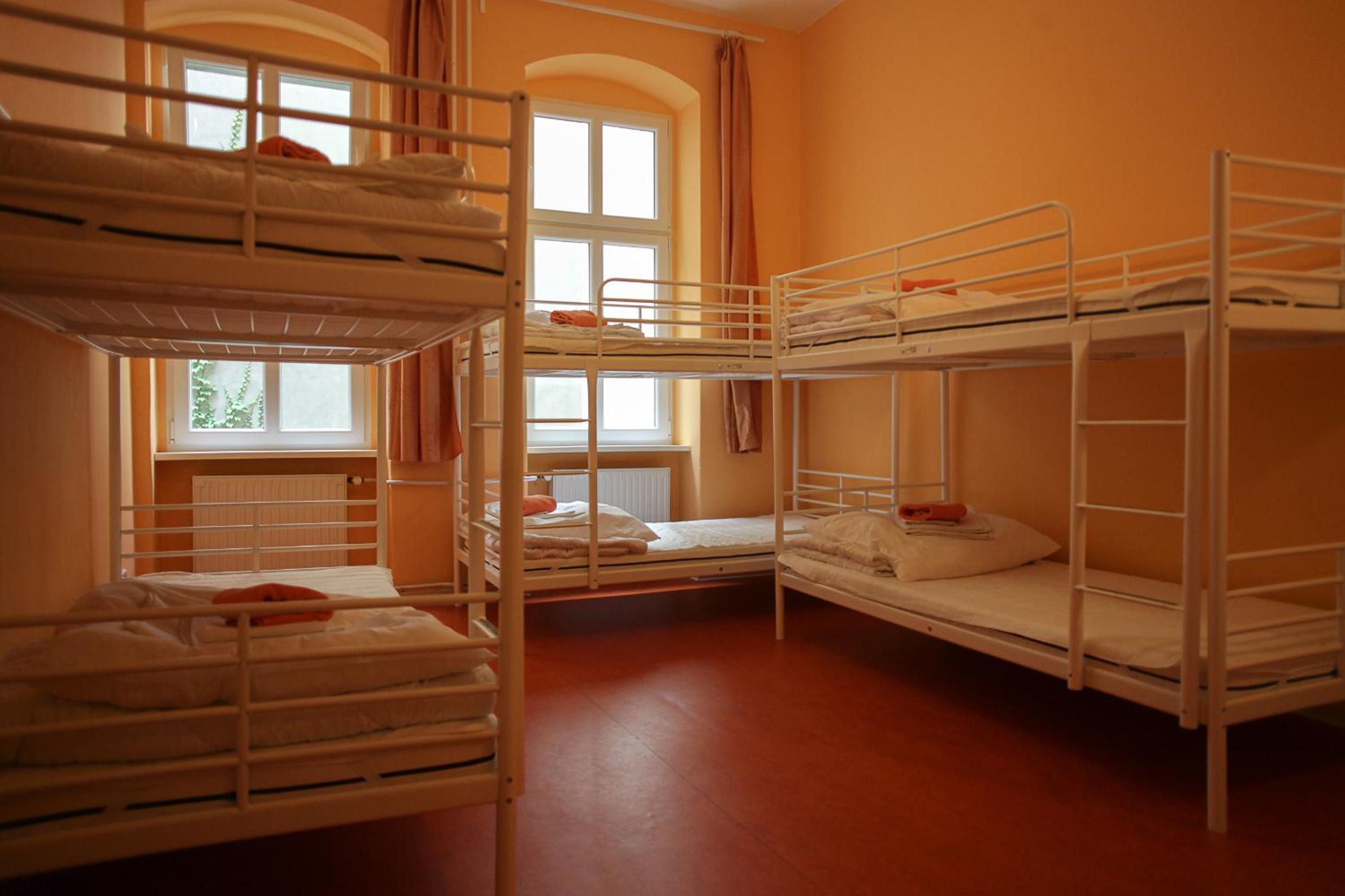 Six-Bedroom with Shared Bathroom photo 1