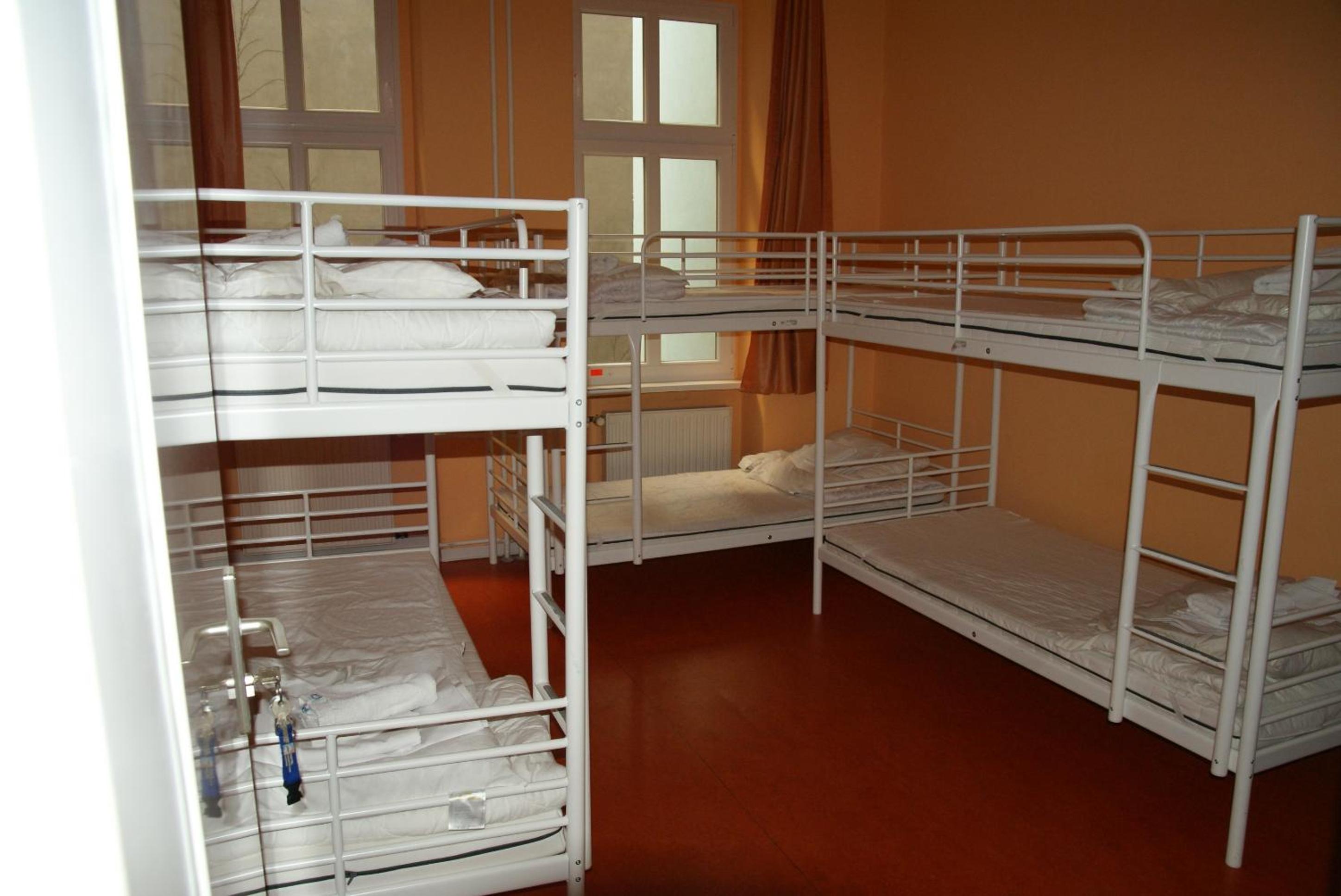 Six-Bedroom with Shared Bathroom photo 2