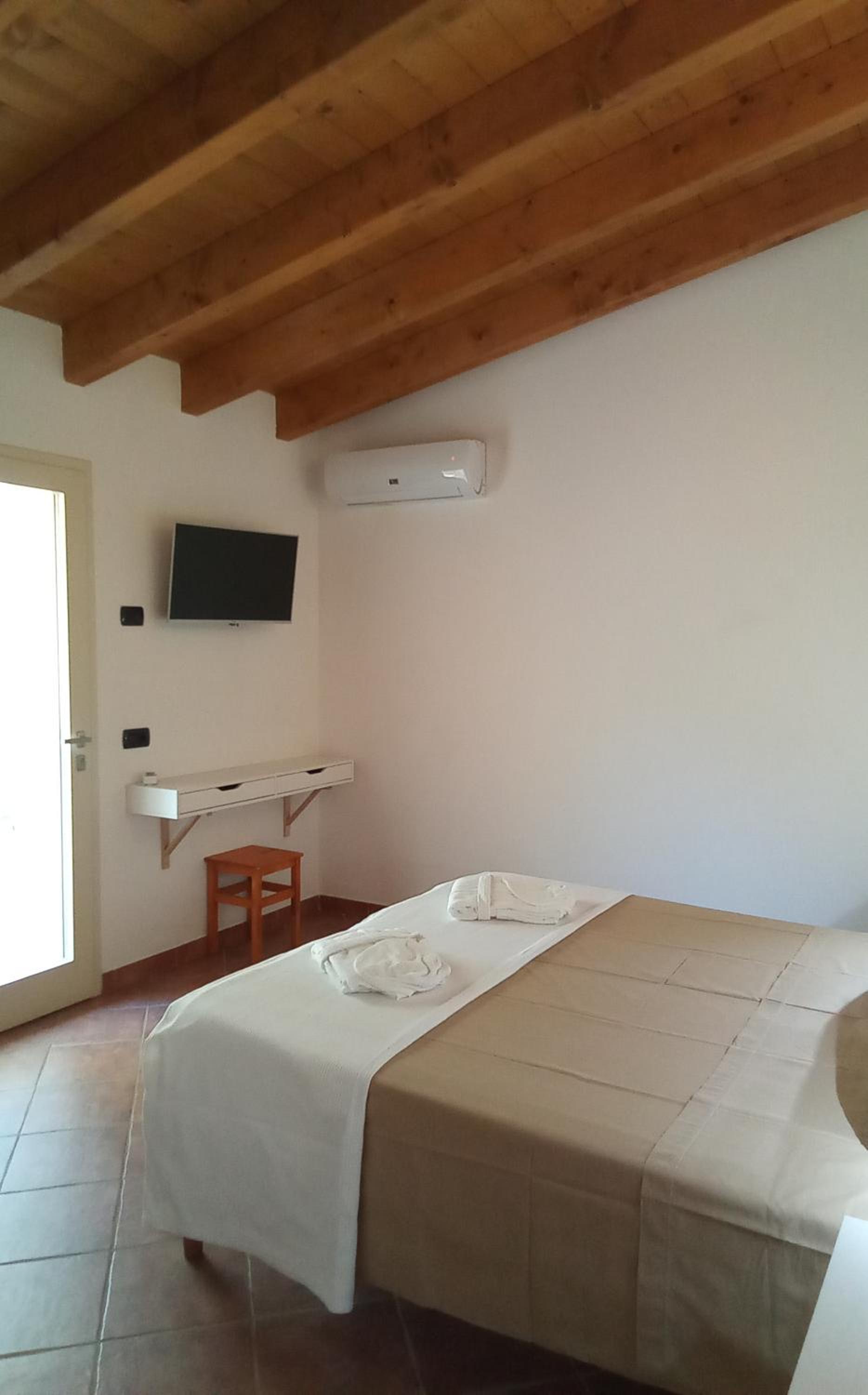 Deluxe Double Room with Extra Bed photo 3