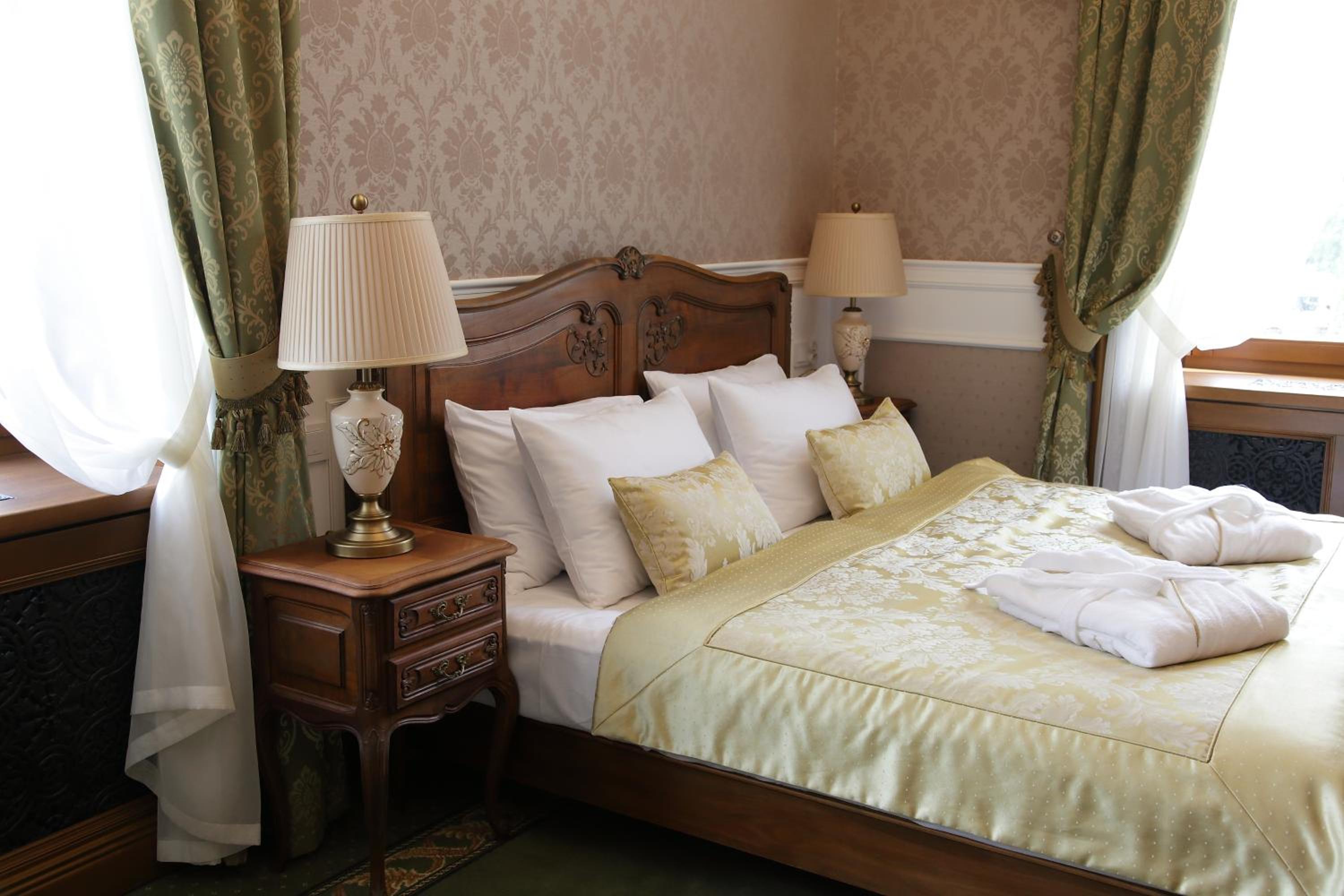 Deluxe Queen Suite