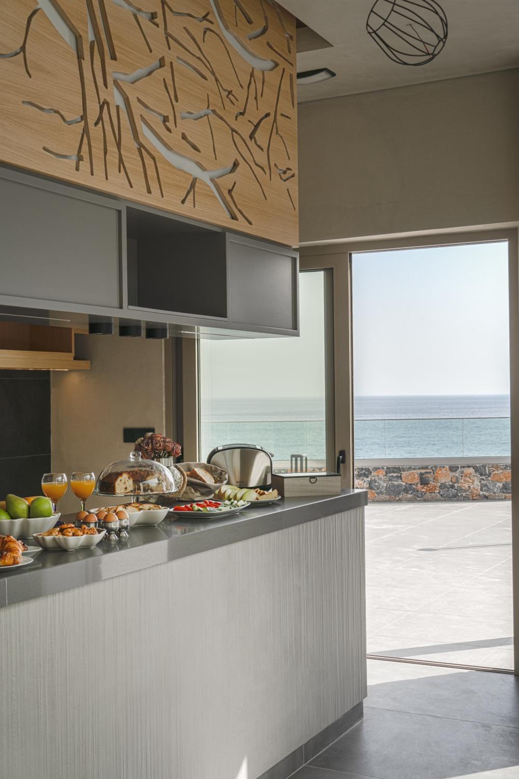 Deluxe Double Room with Side Sea View photo 2