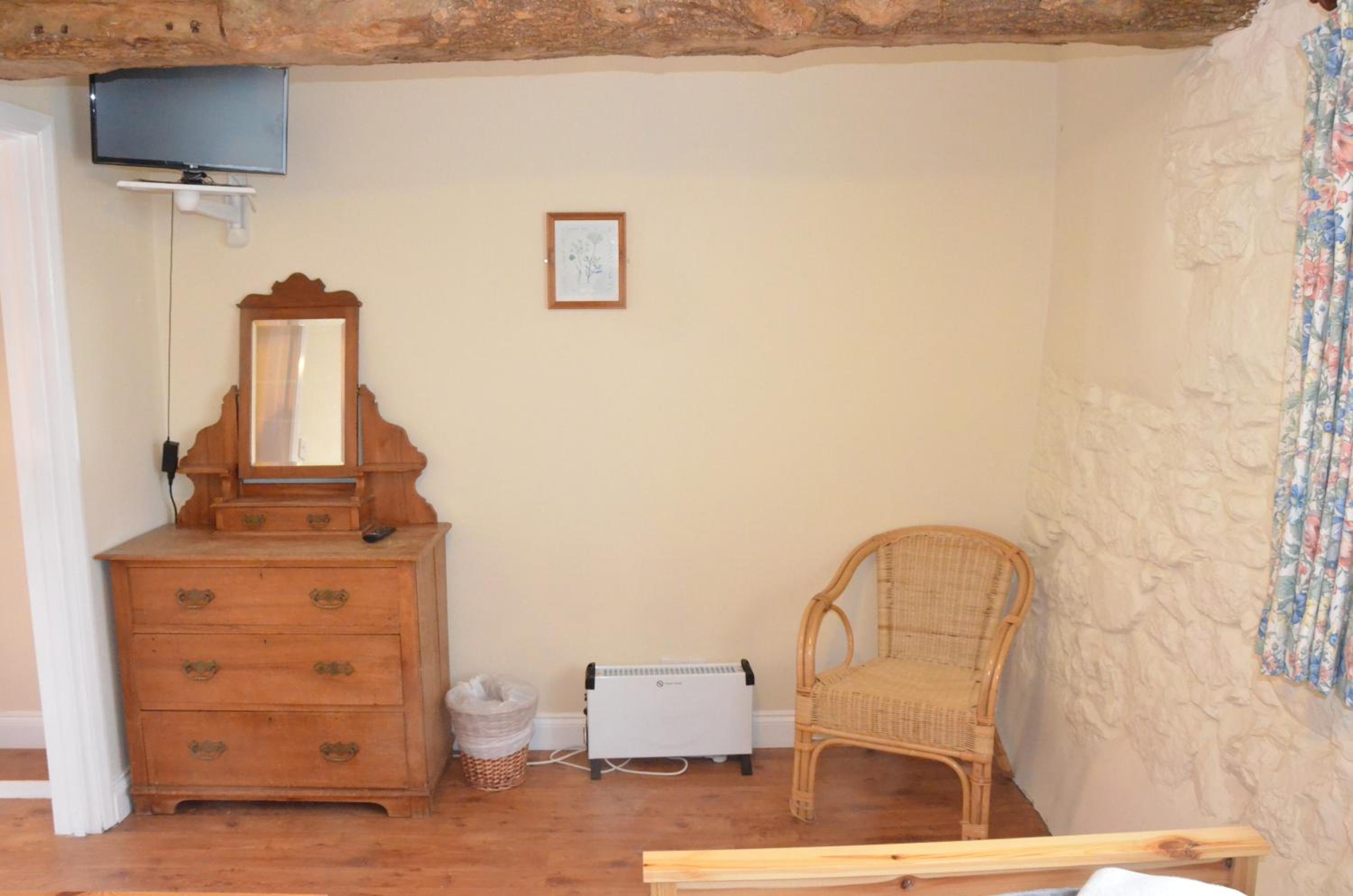Twin Room with Shower - Photo 3
