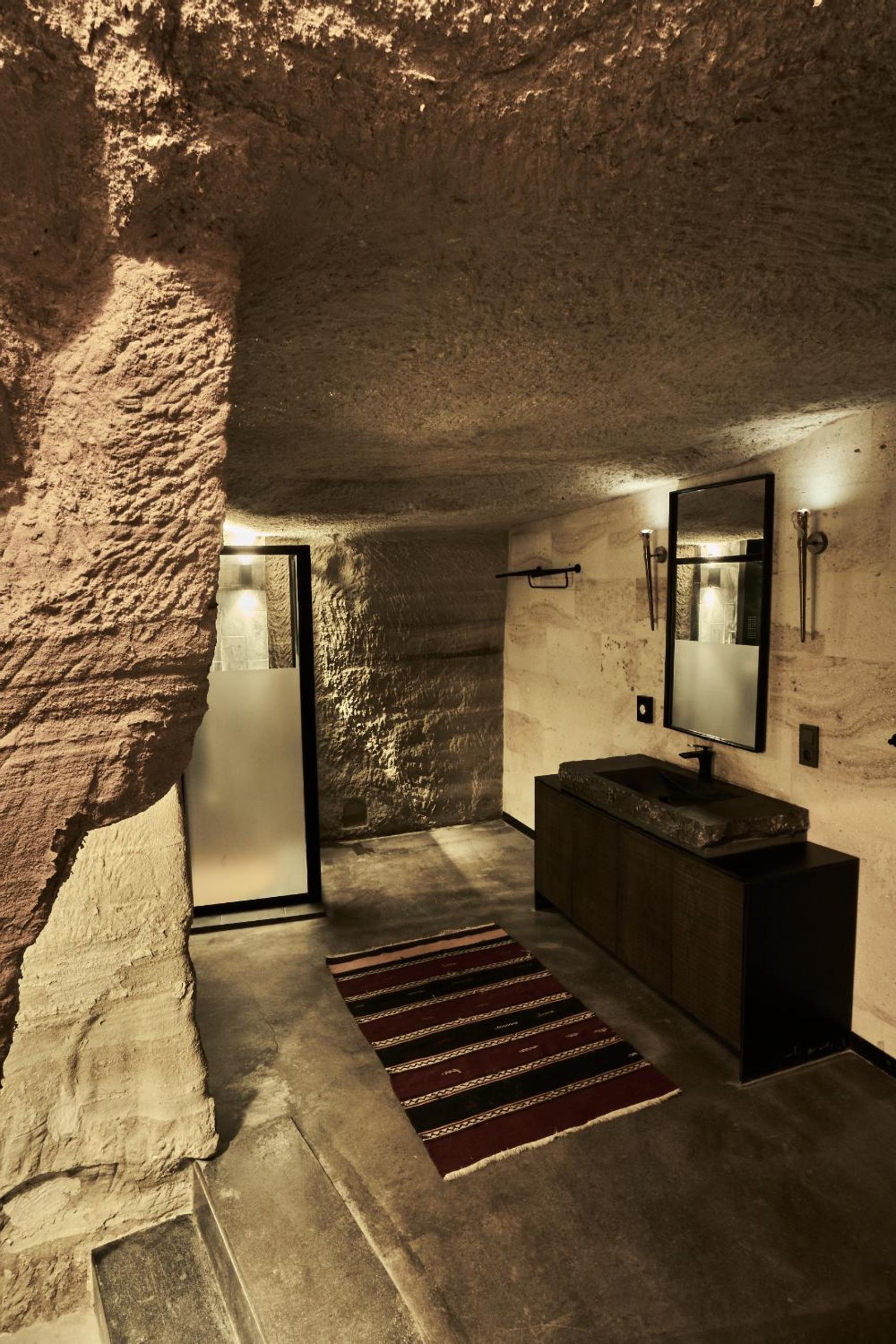 Stone Suite with Cave Bath - Photo 9