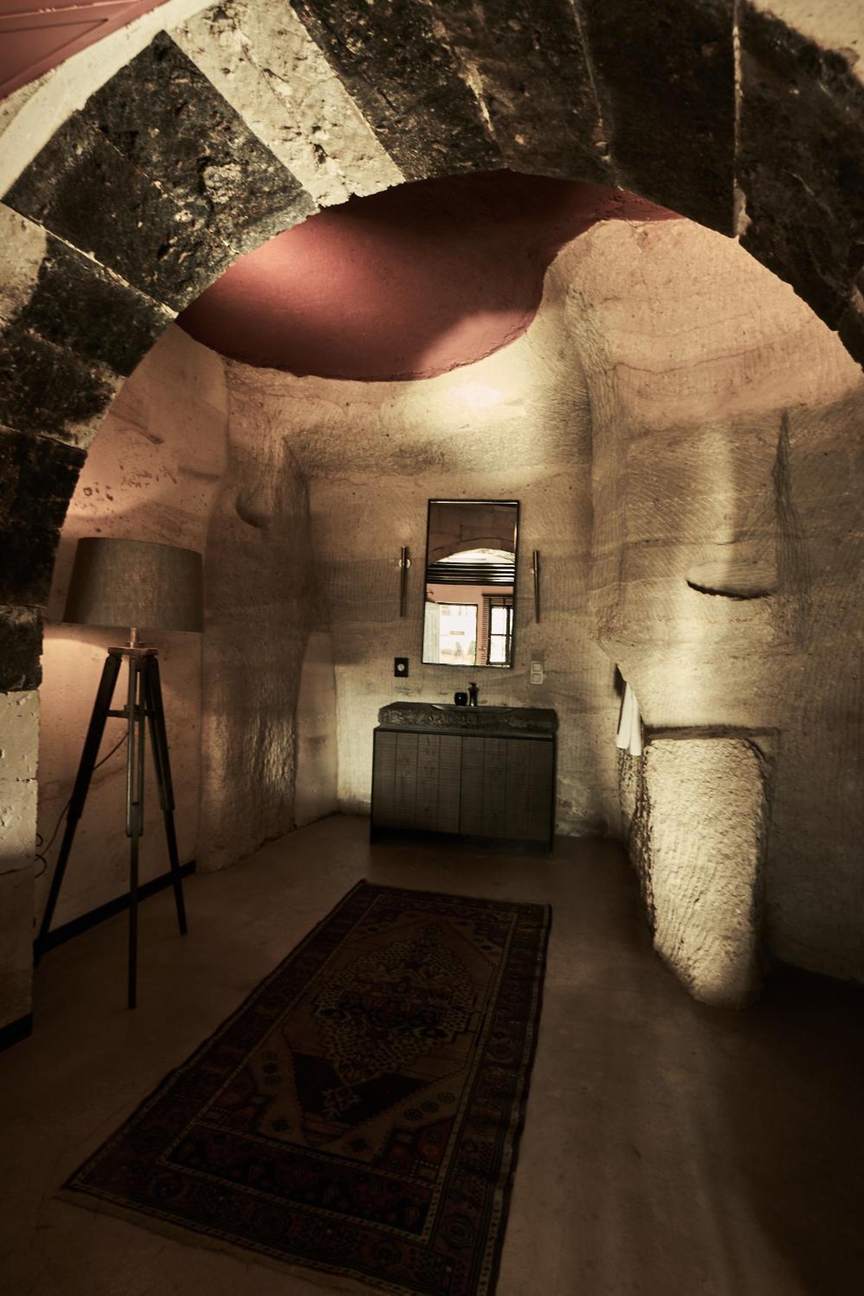 Stone Suite with Cave Bath - Photo 8