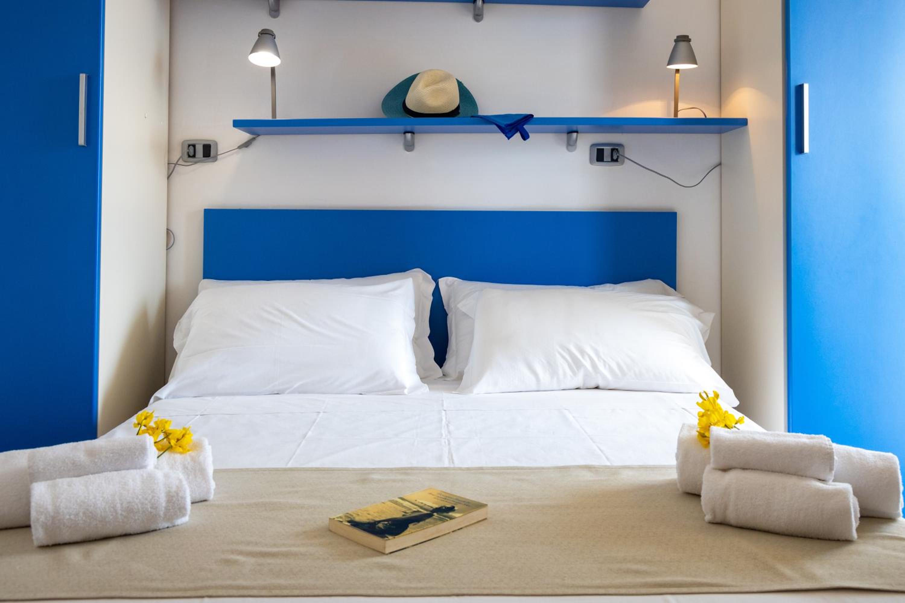 One-Bedroom Apartment with Lateral Sea View - Photo 2