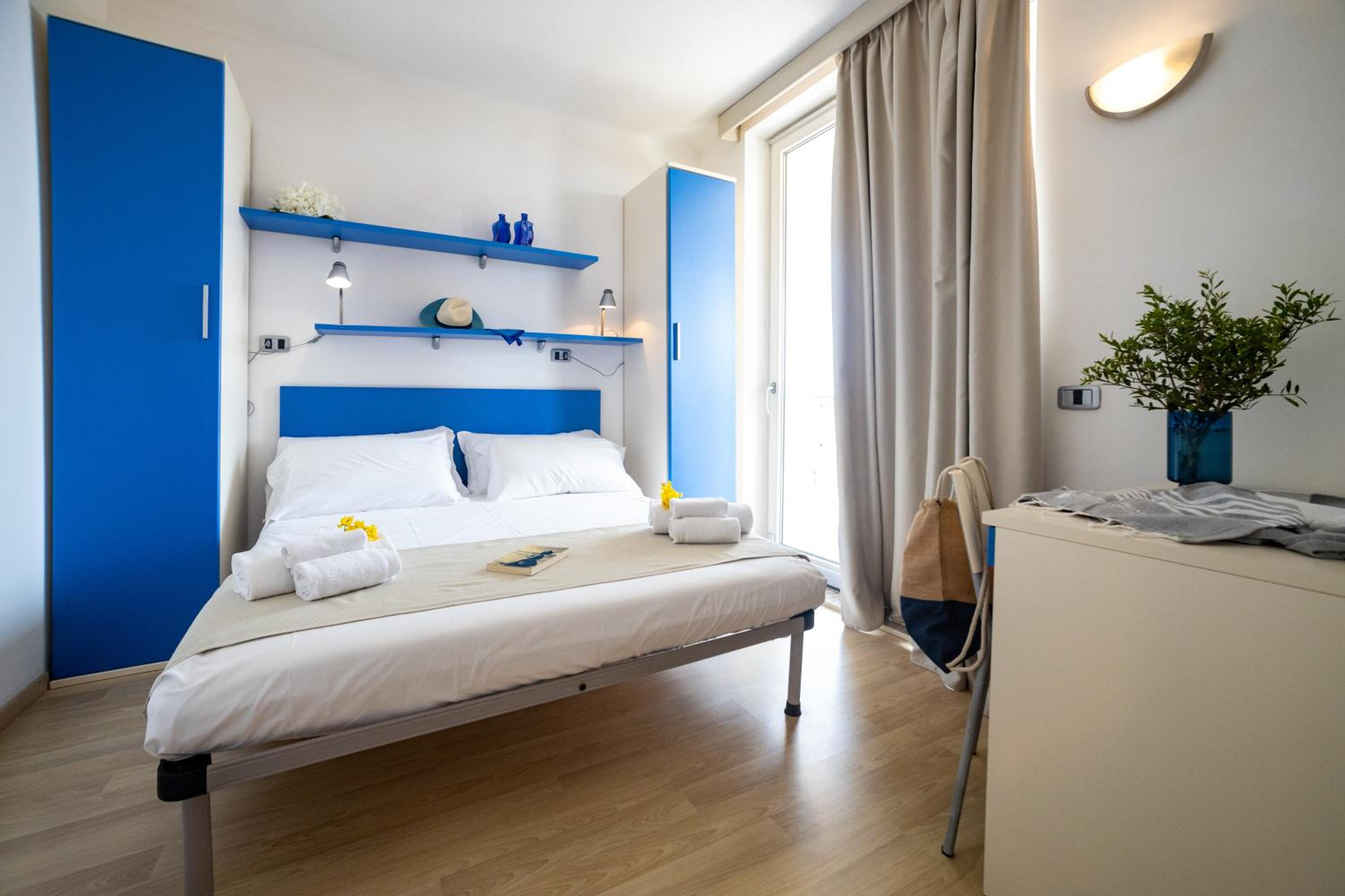 One-Bedroom Apartment with Lateral Sea View - Photo 1