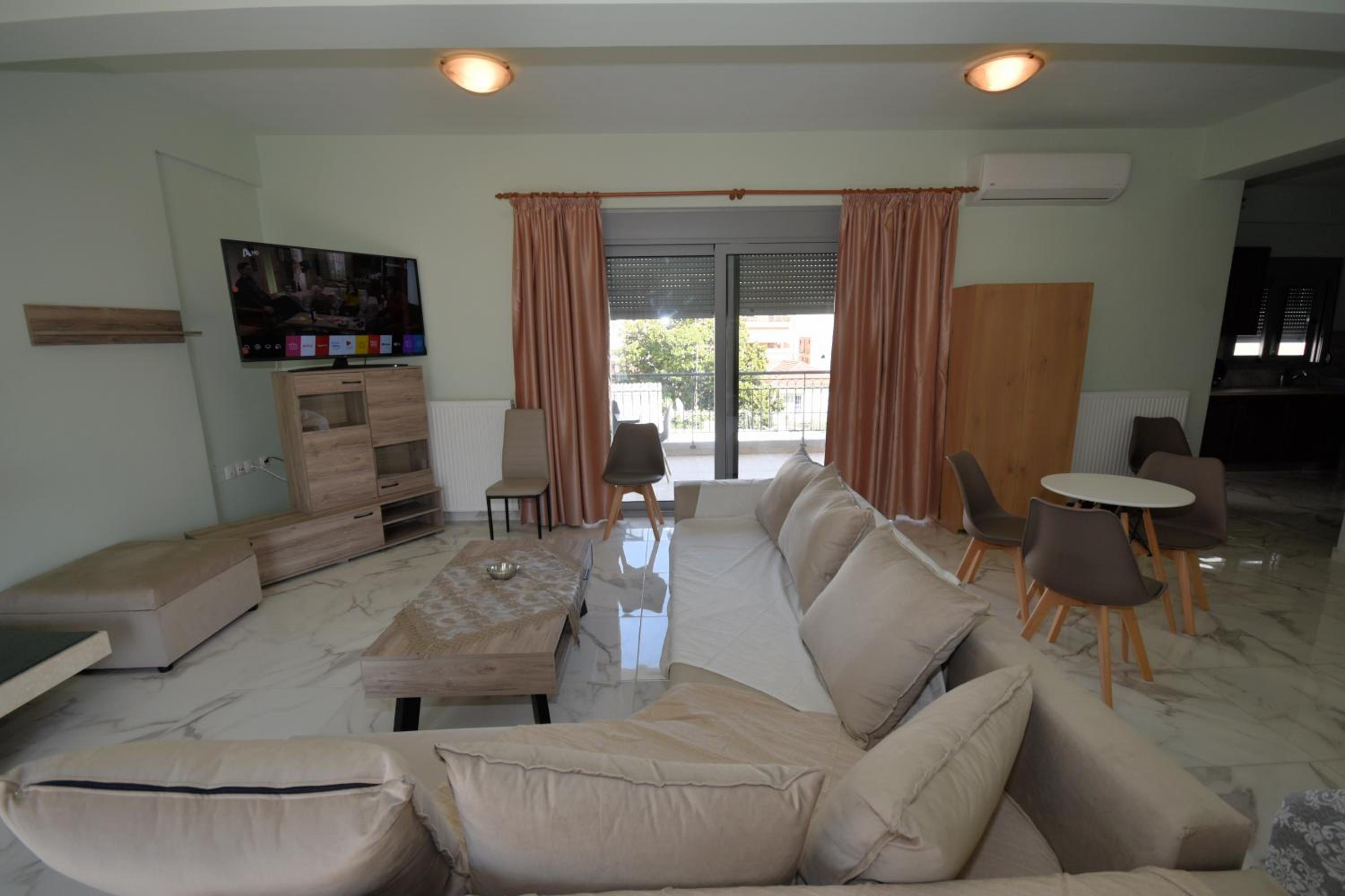 One-Bedroom Apartment - Photo 2