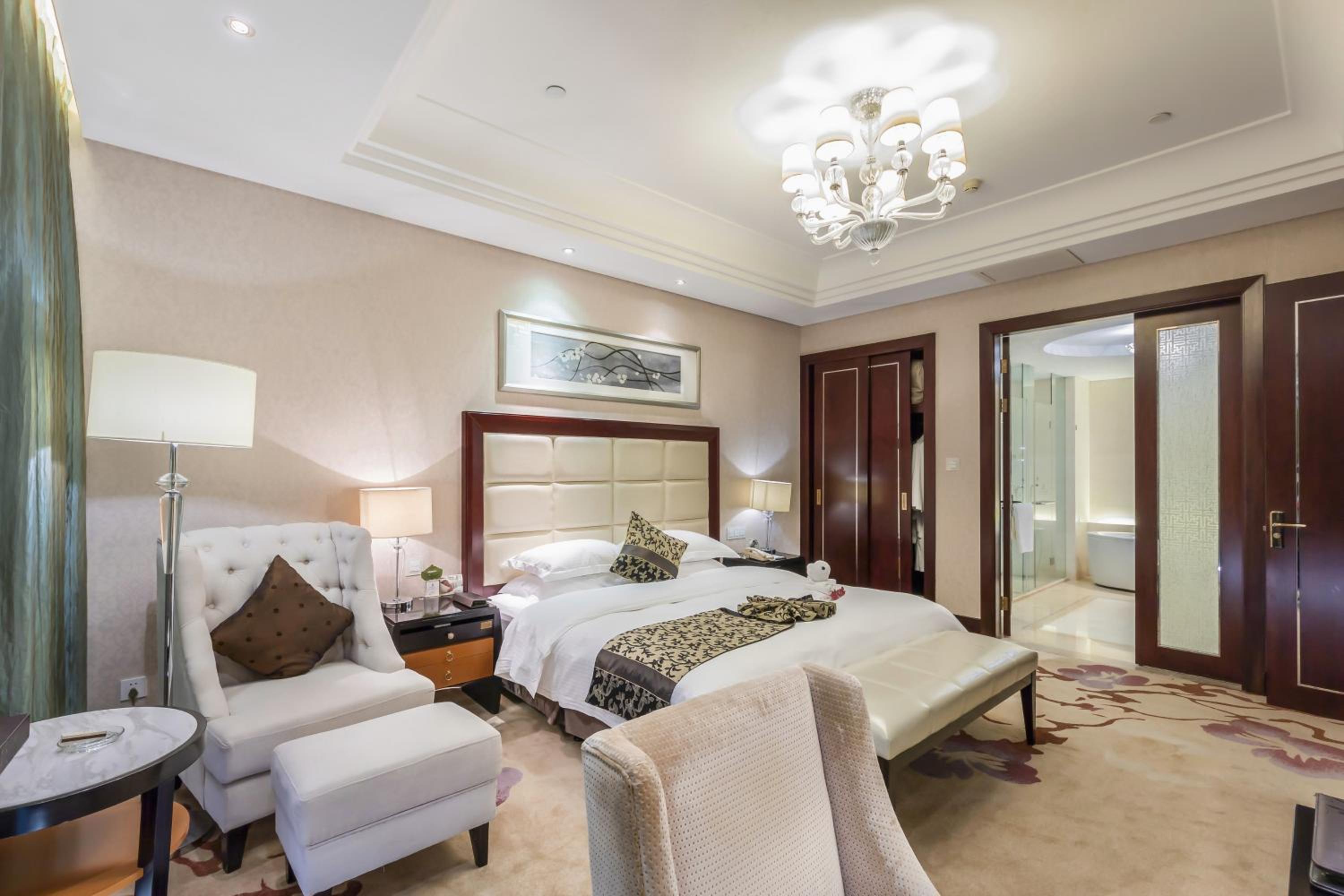 Superior King Smoking Suite