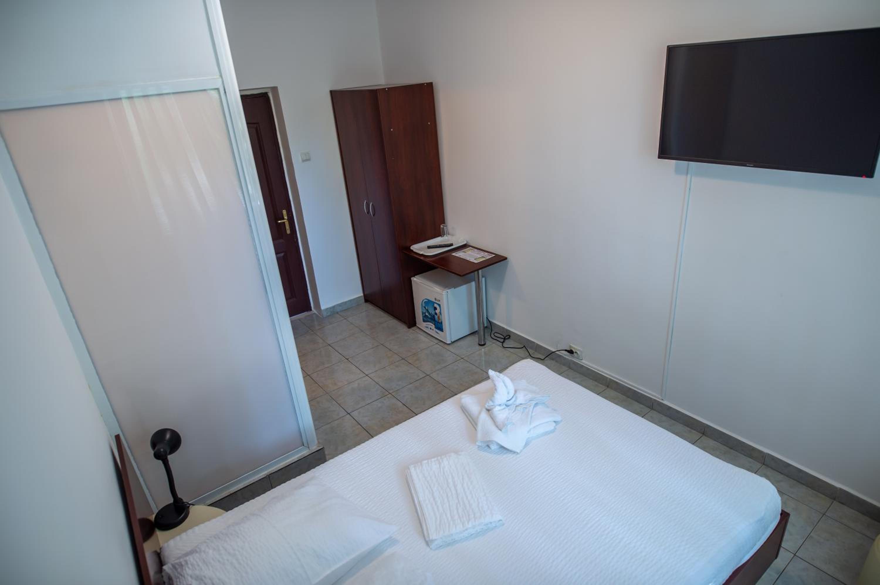Double Room - Photo 11