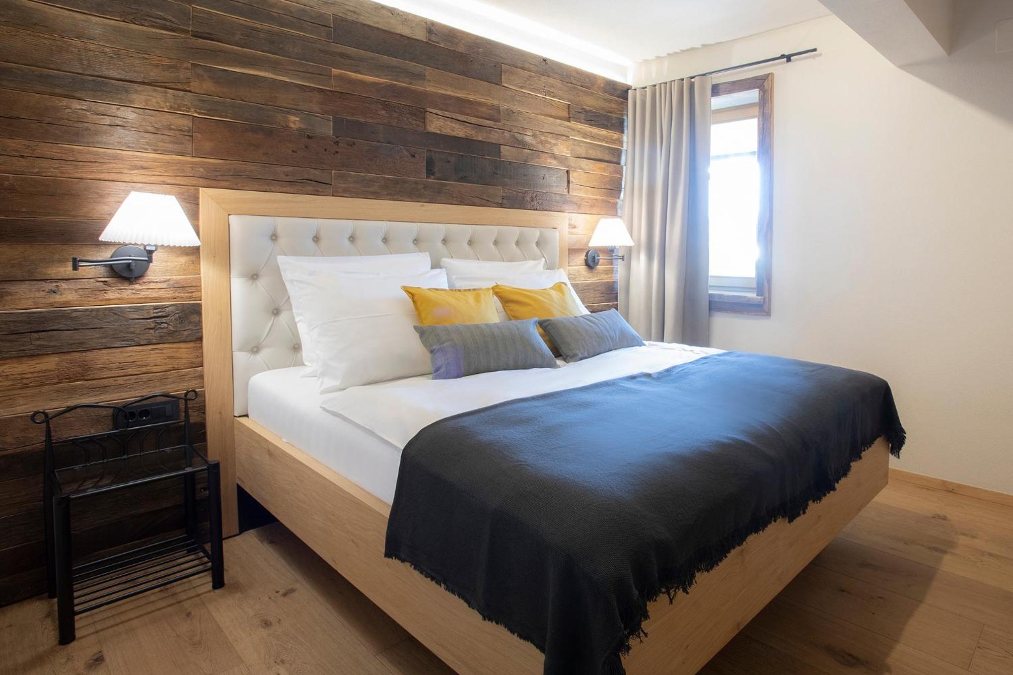 One-Bedroom Apartment with Mountain View