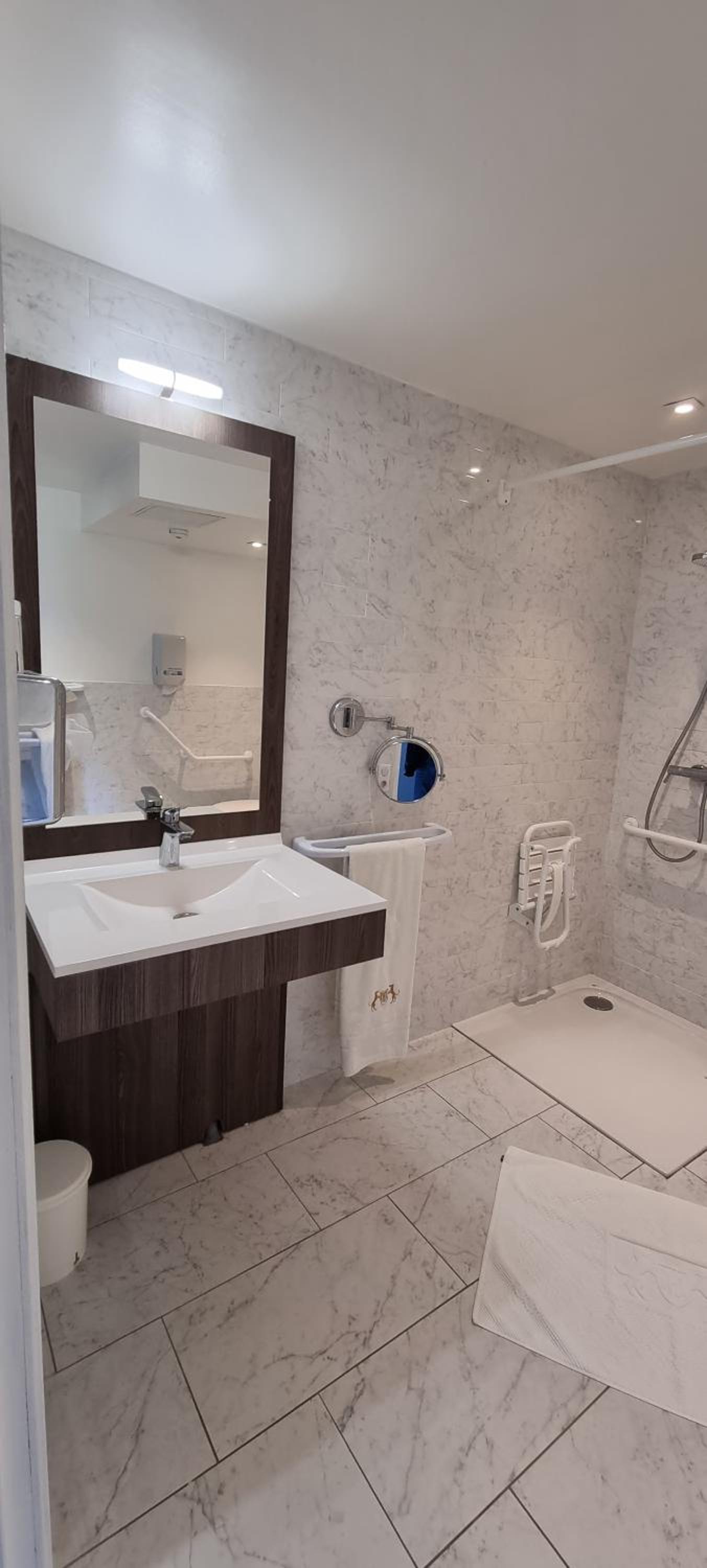 Standard Suite - Photo 4